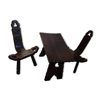 Salon brutaliste qui se compose de 2 chaises et une table basse vintage années 60