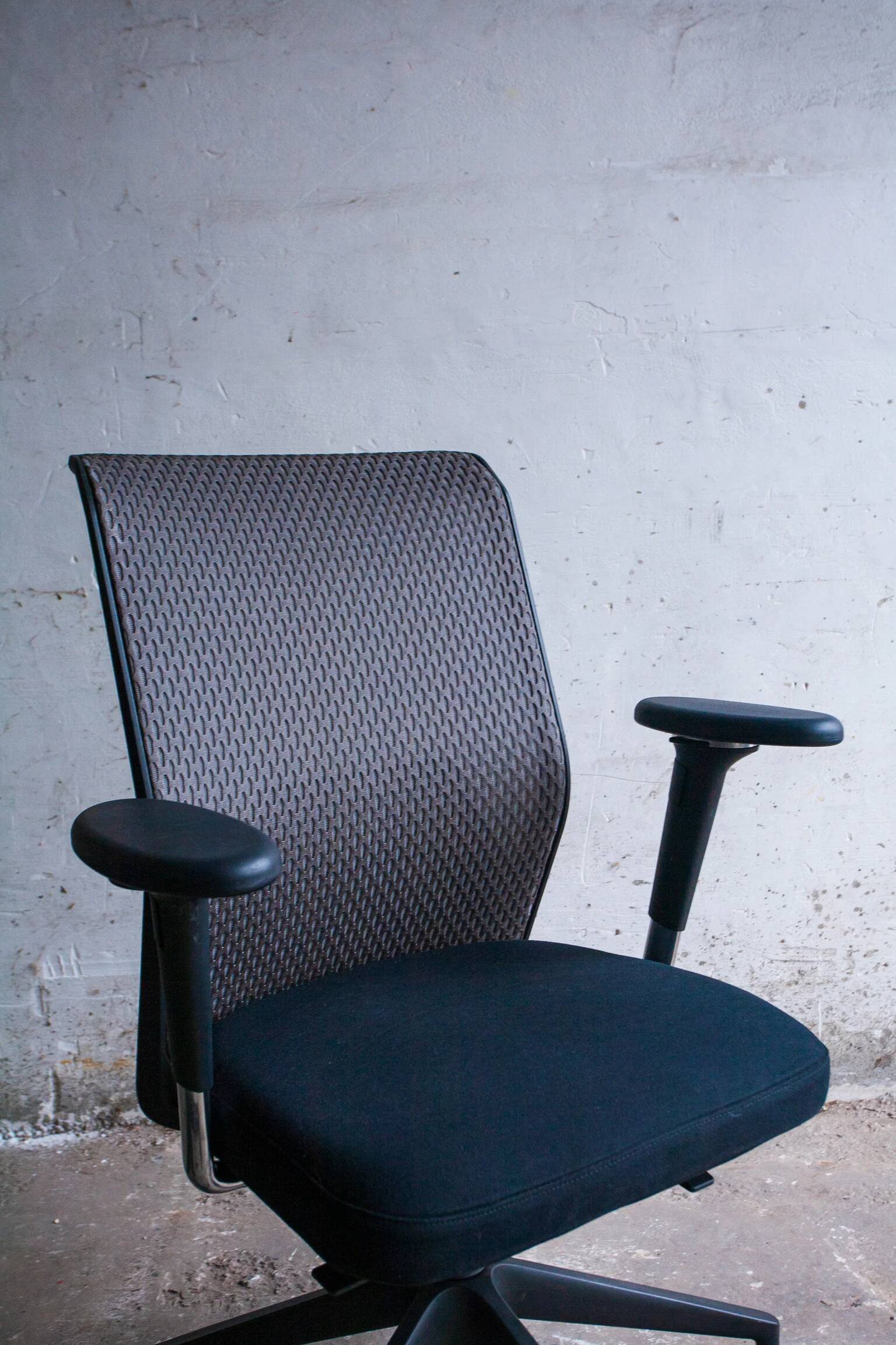 Vitra ID Trim office chair by Antonio Citterio — black mesh backrest and blue fabric seat, aluminium frame.