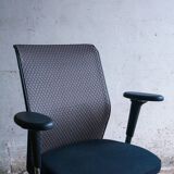 Vitra ID Trim office chair by Antonio Citterio — black mesh backrest and blue fabric seat, aluminium frame.
