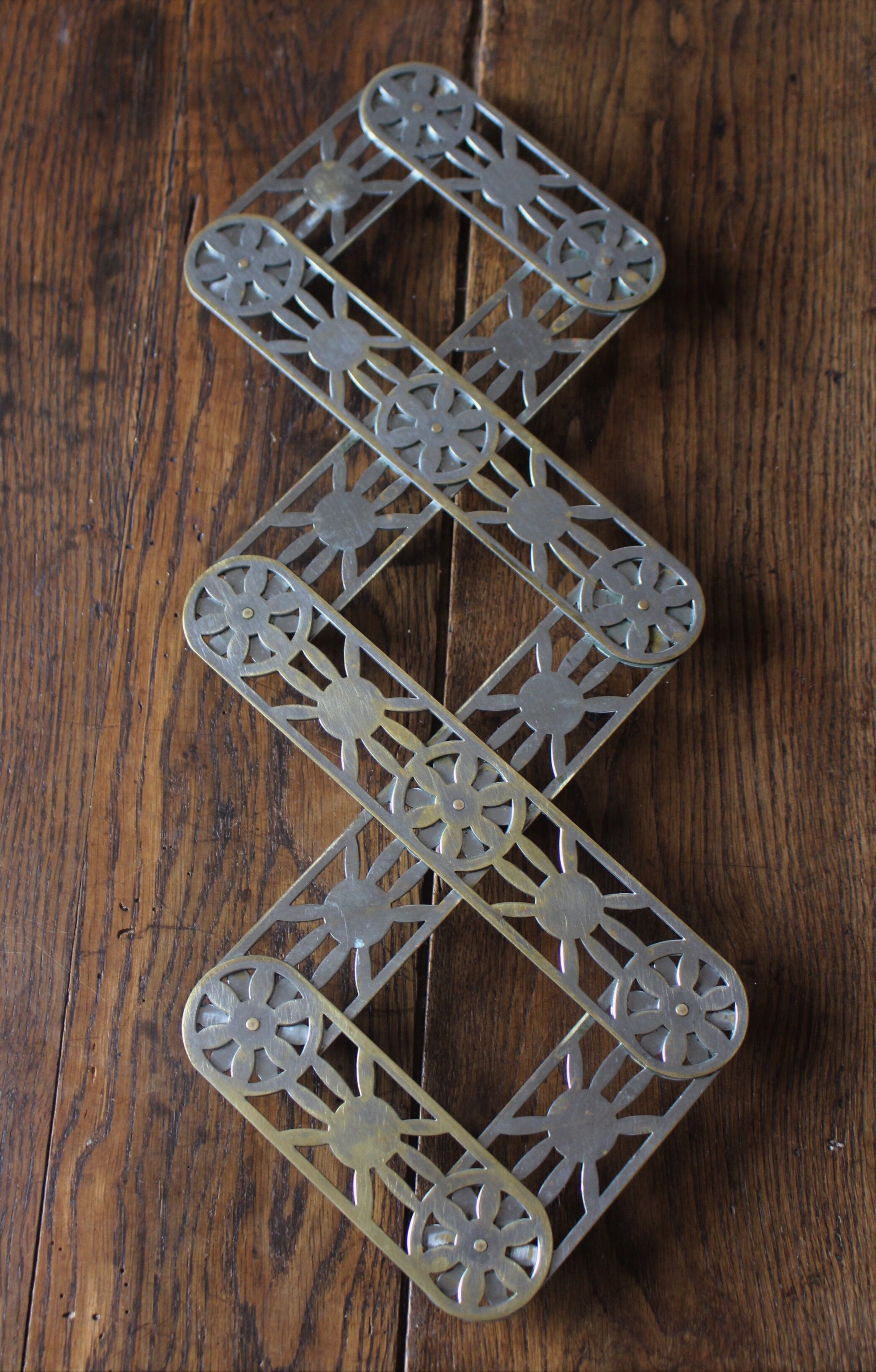 Folding metal trivia vintage flowers