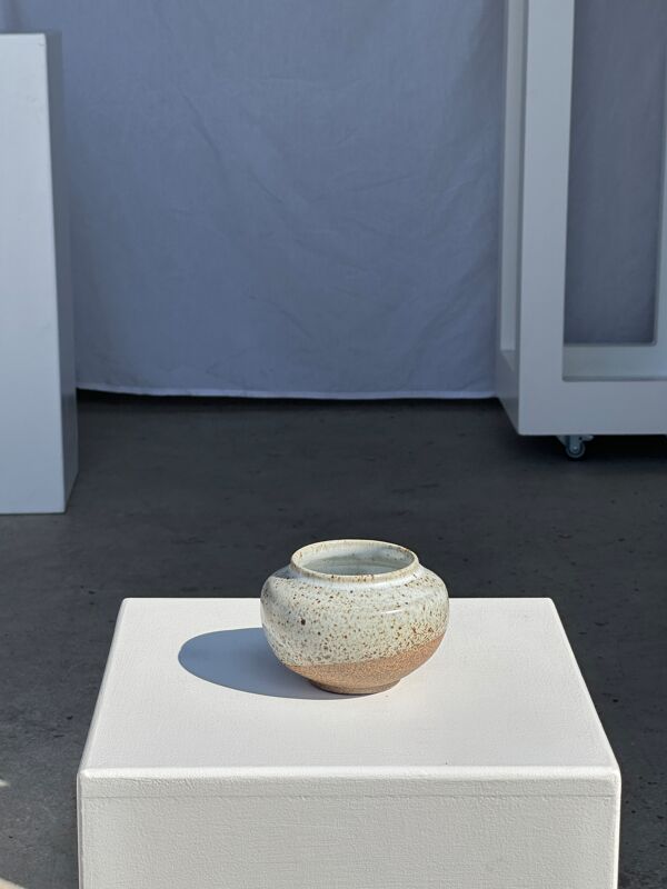 Petit vase blanc boule col resserré en céramique mouchetée glacée
