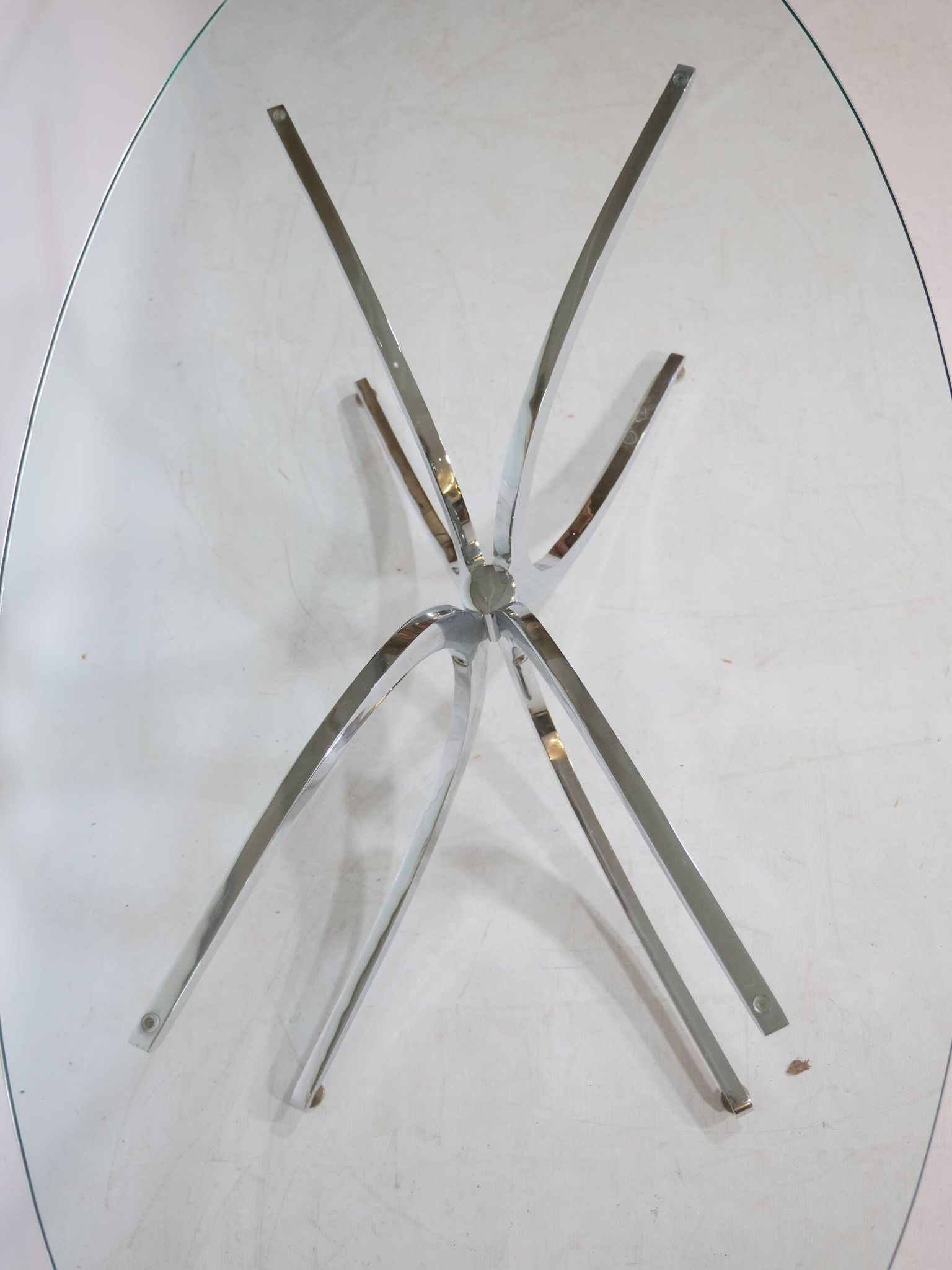 Table basse pieds araignée chromés et verre années 1970 Italie