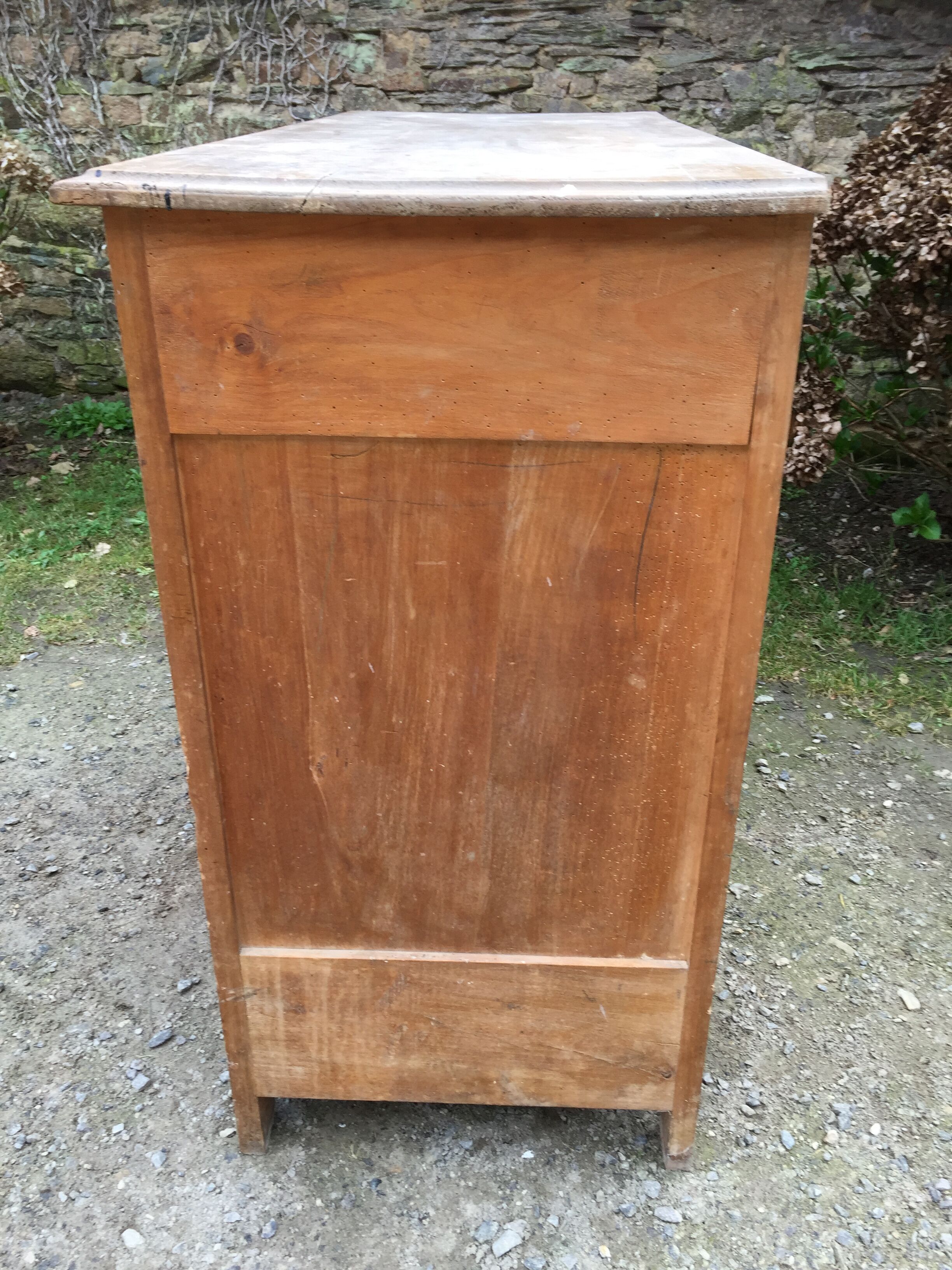 Buffet vintage parisien en bois de peuplier à 2 portes et 2 tiroirs.