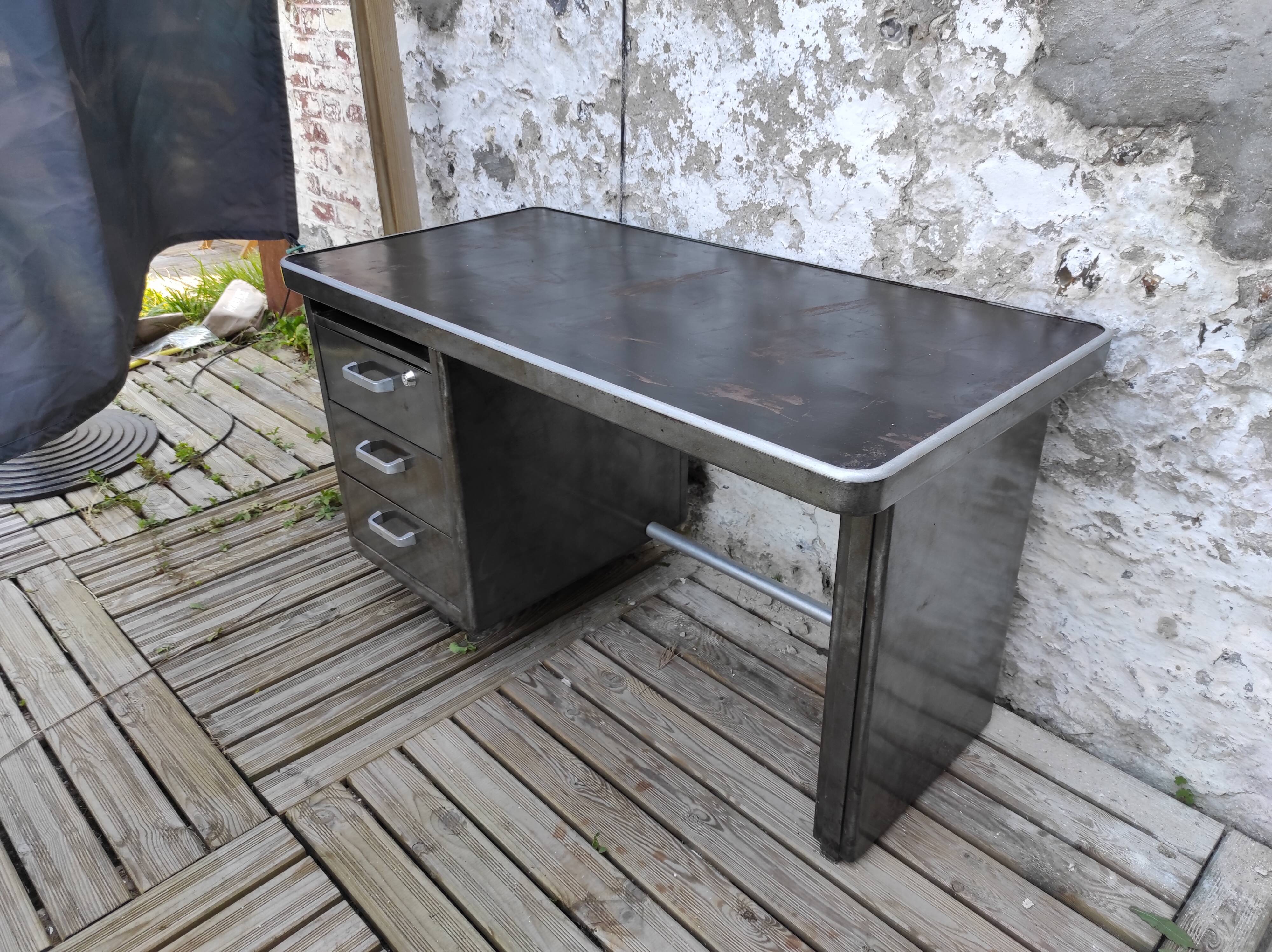 Strafor desk in brushed metal