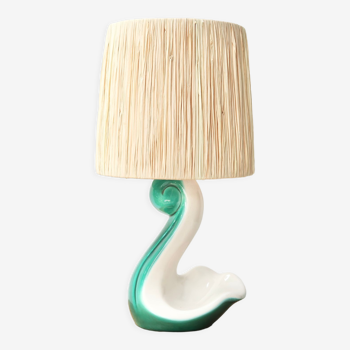 Lampe en céramique évoquant un cygne, abat jour en raphia