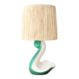 Lampe en céramique évoquant un cygne, abat jour en raphia