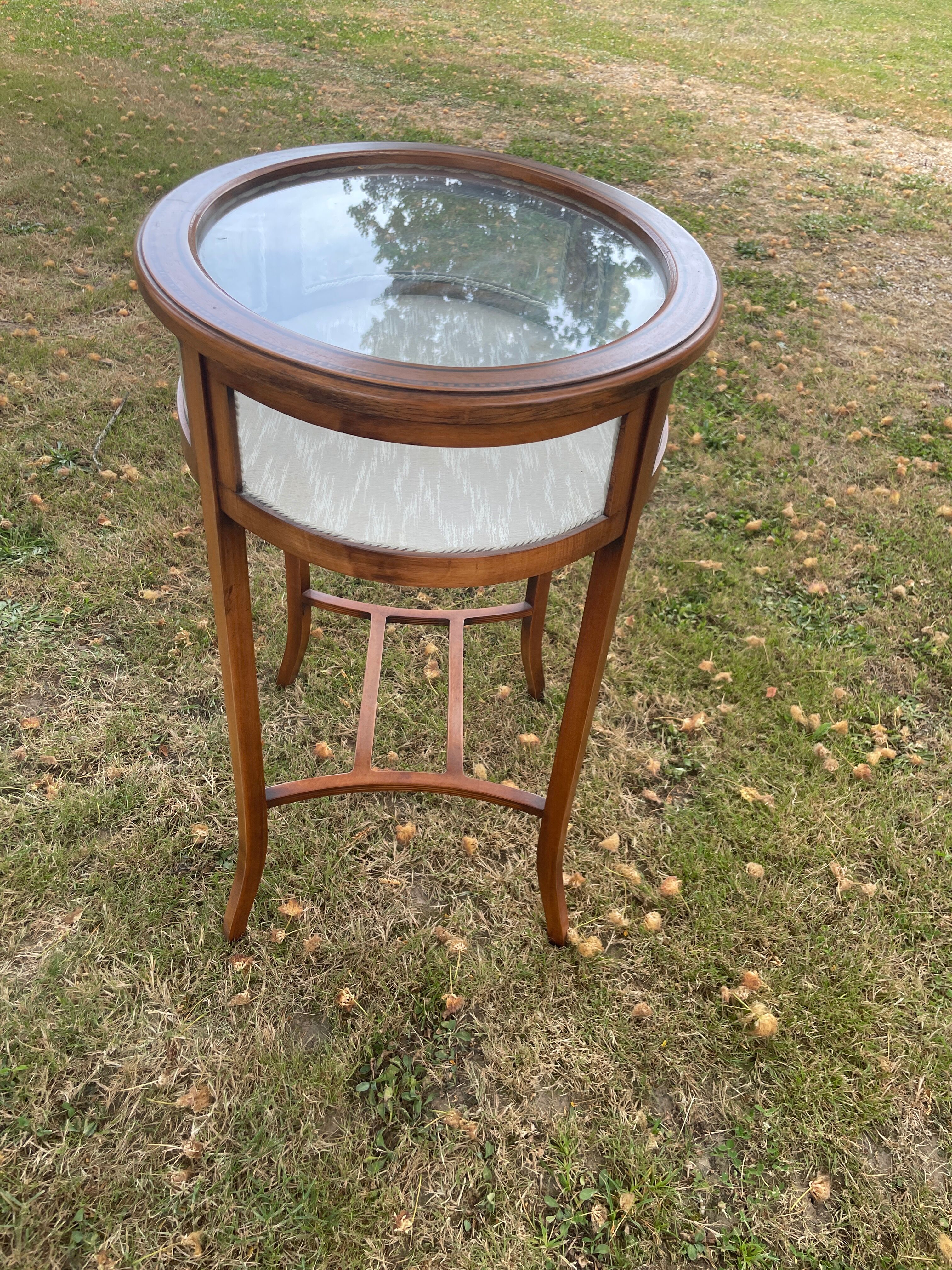 Vitrine sur pied vintage
