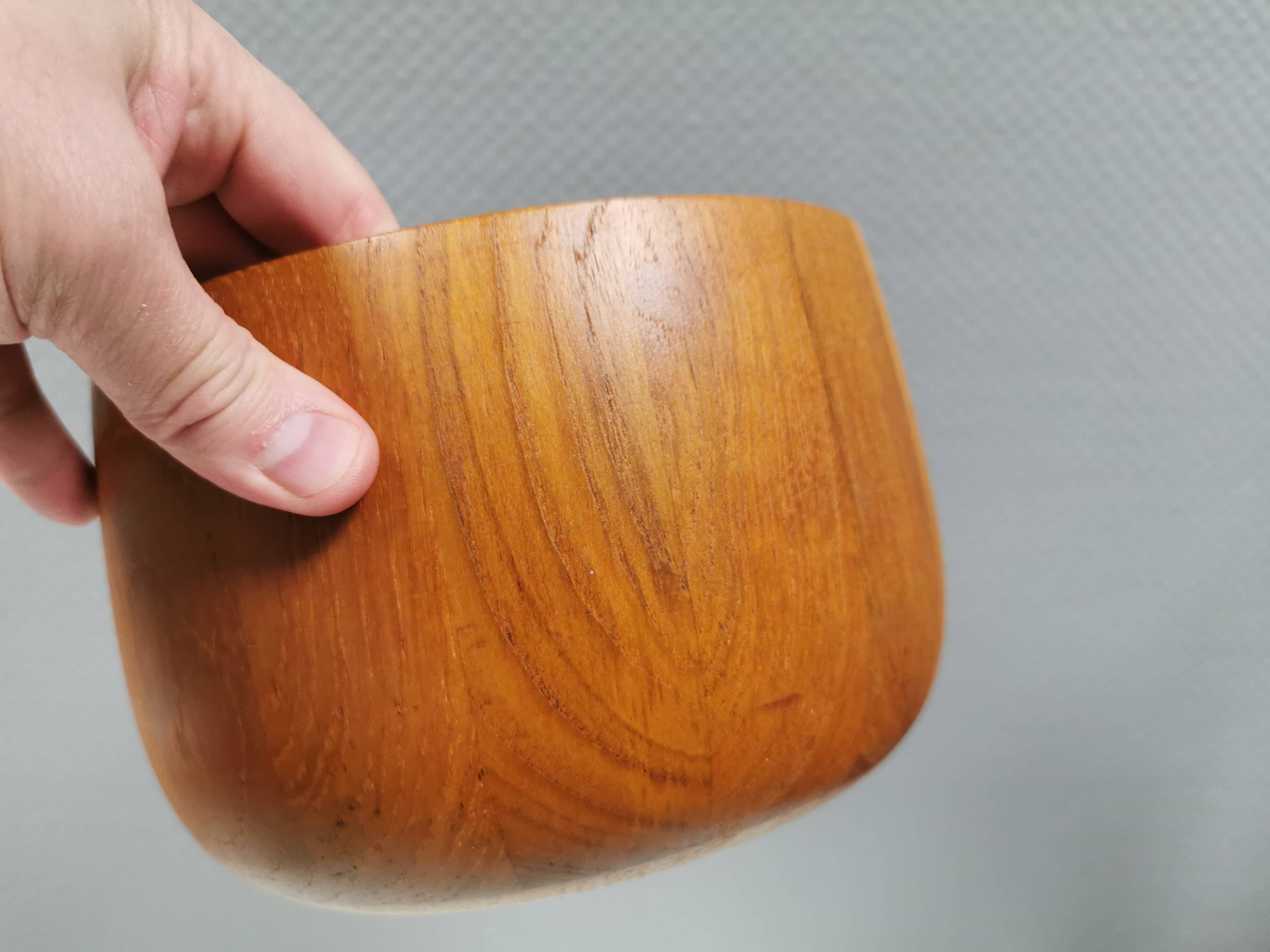 Beautiful large teak bowl from the 1970s by Nissen Denmark