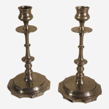 Deux chandeliers-bougeoirs en métal argenté