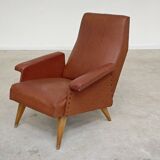 Fauteuil en simili cuir marron camel , France 1960