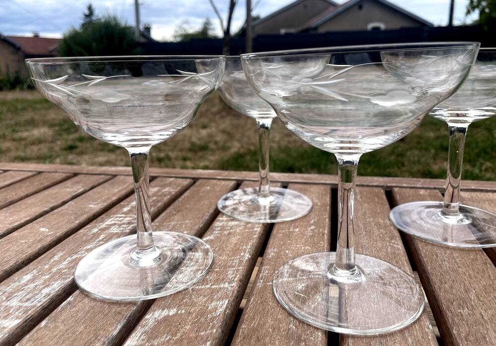Set of 5 champagne cups in engraved crystal from the 1950s elegant