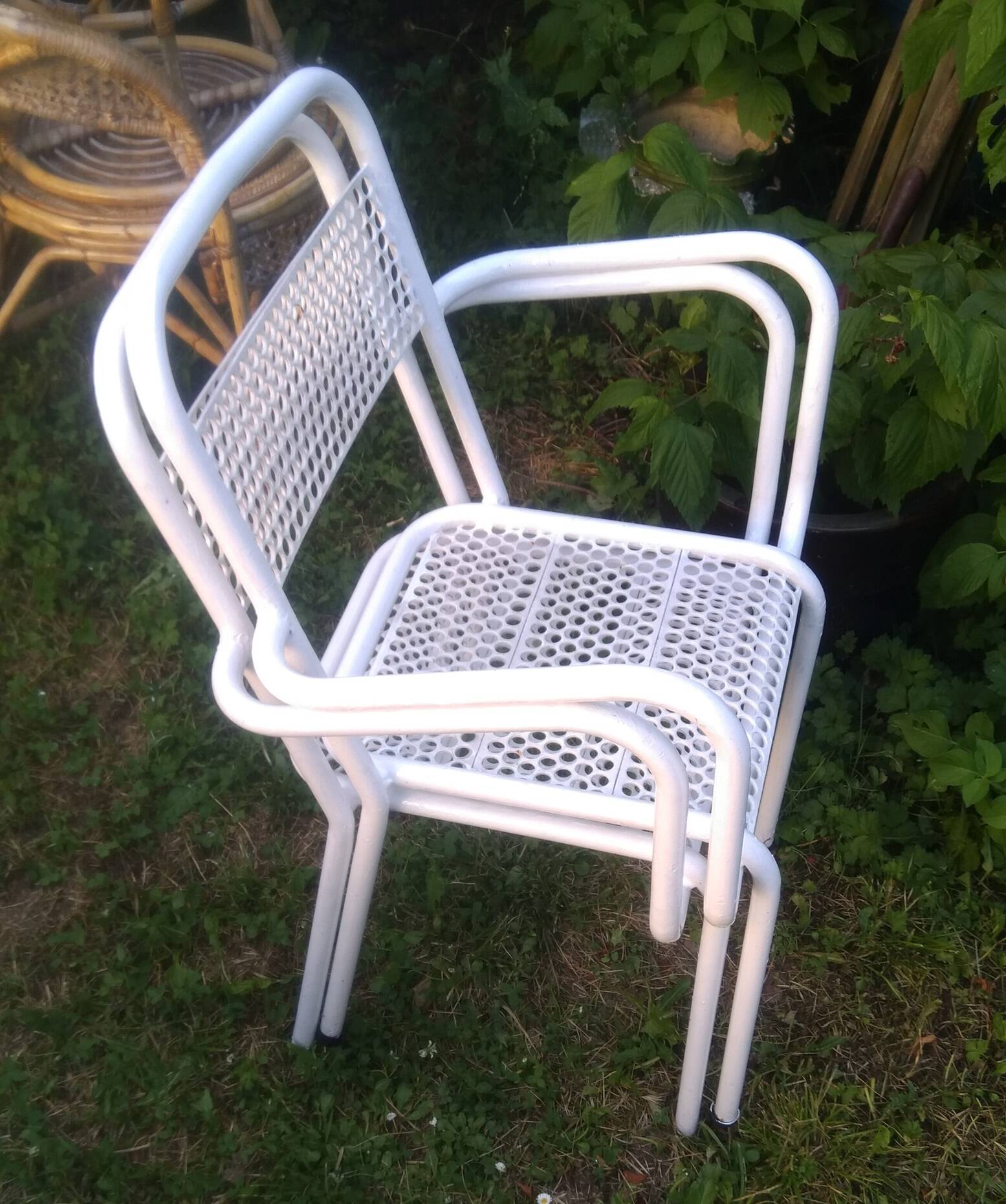 Set of 4 stackable perforated garden armchairs