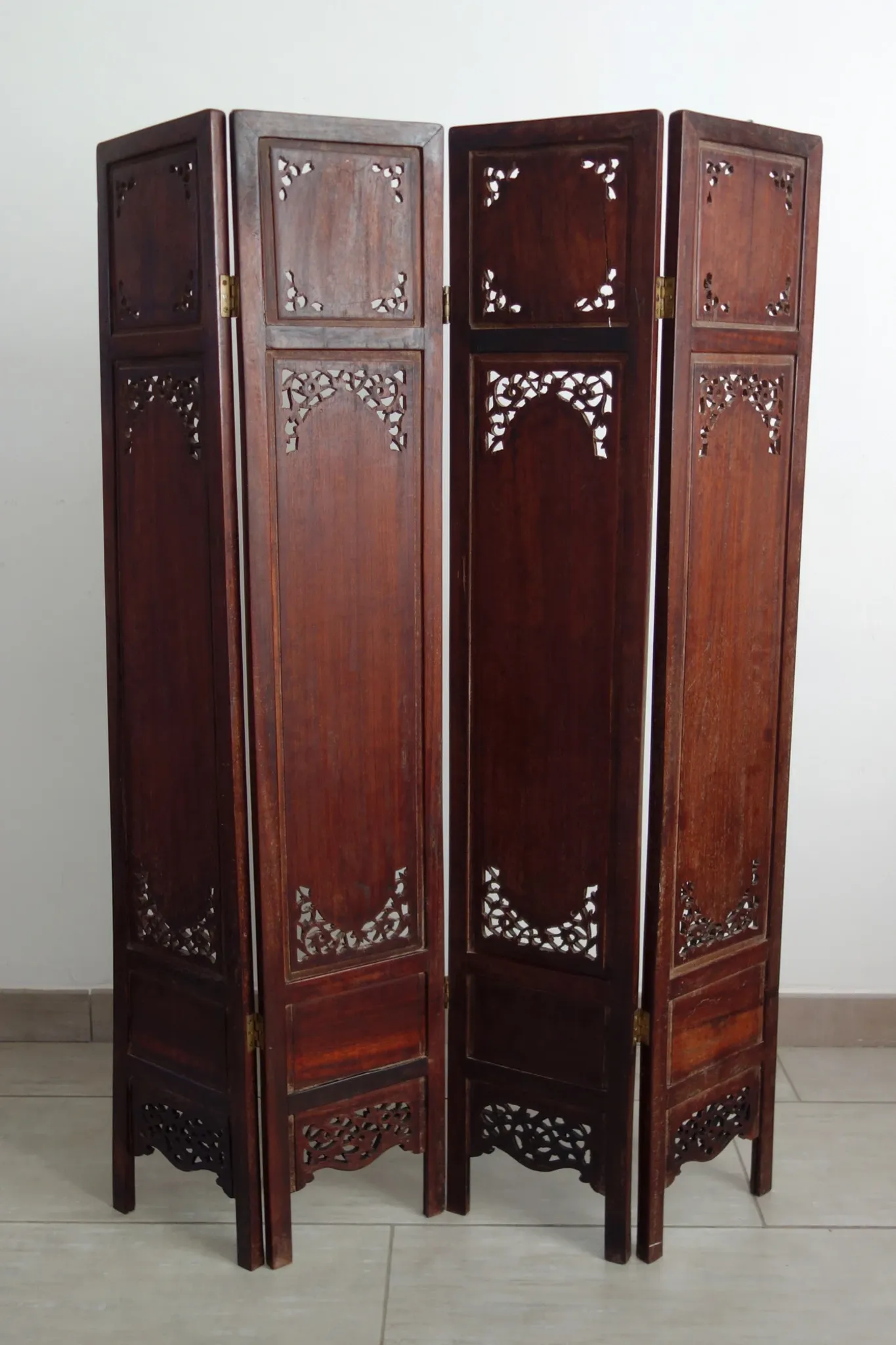 Asian screen in carved wood and mother-of-pearl marquetry.