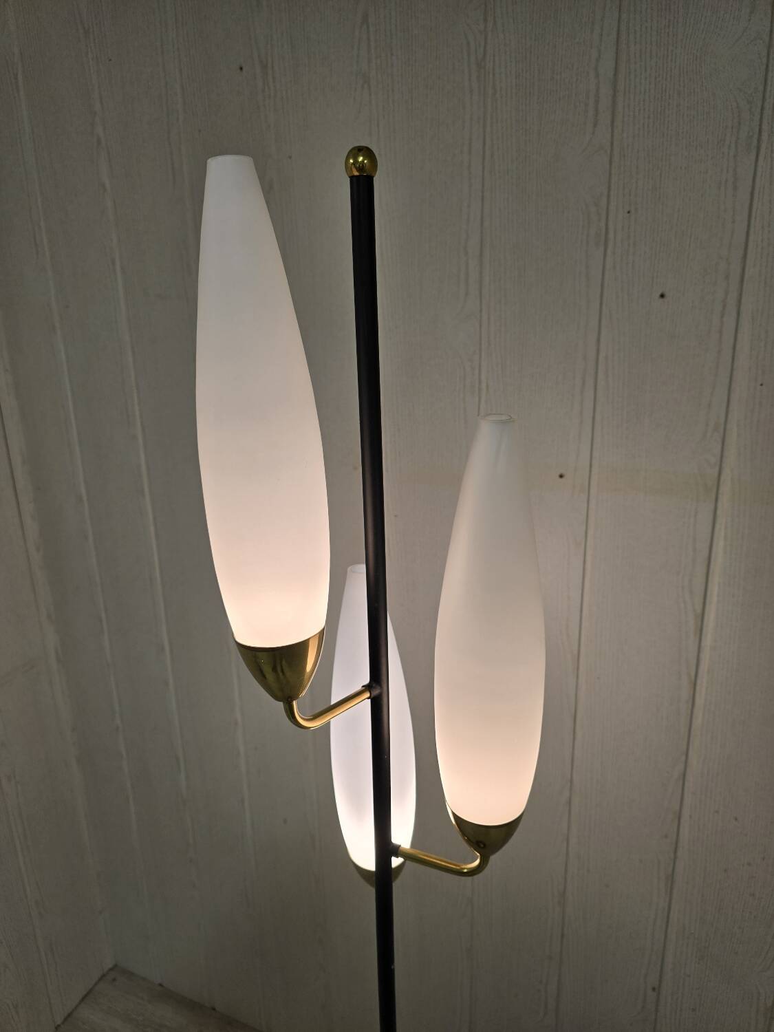 Lampadaire tripode vintage – Laiton & opaline blanche – Années 1960