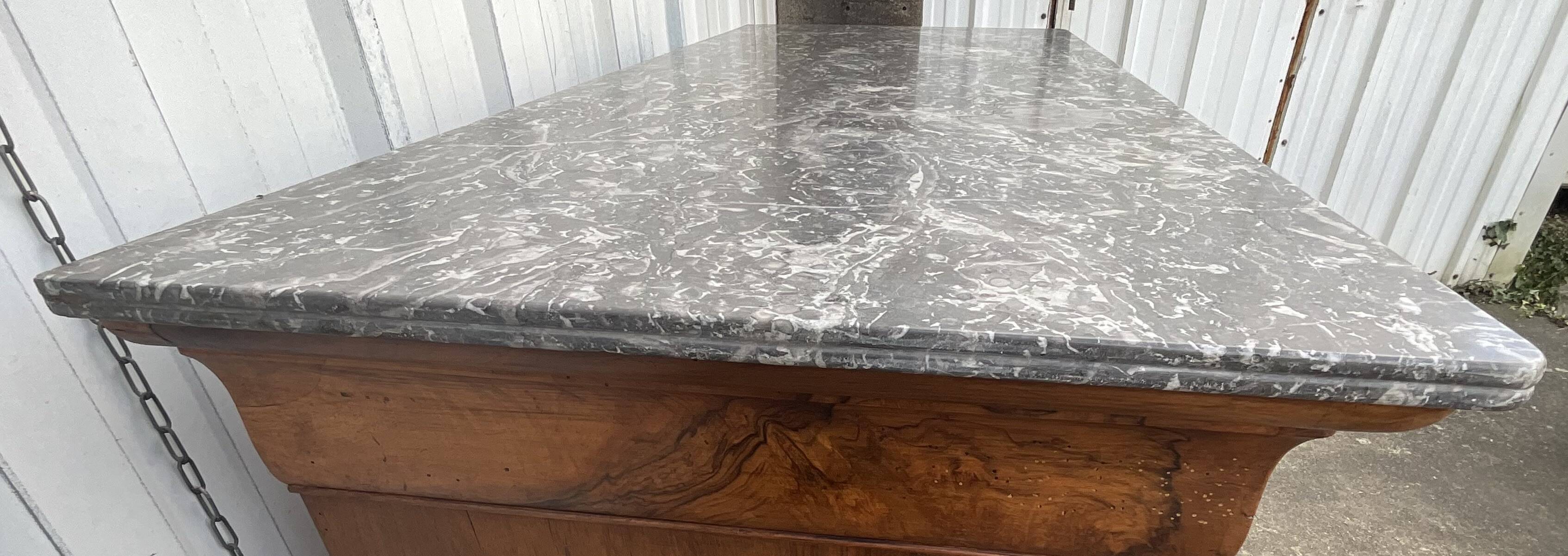 Louis-Philippe commode in walnut burl, Saint-Anne marble, mid-19th century.