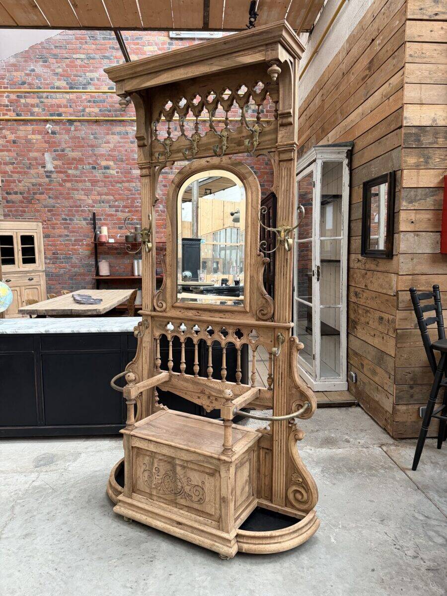 Entrance hall wardrobe in walnut, late 19th century.