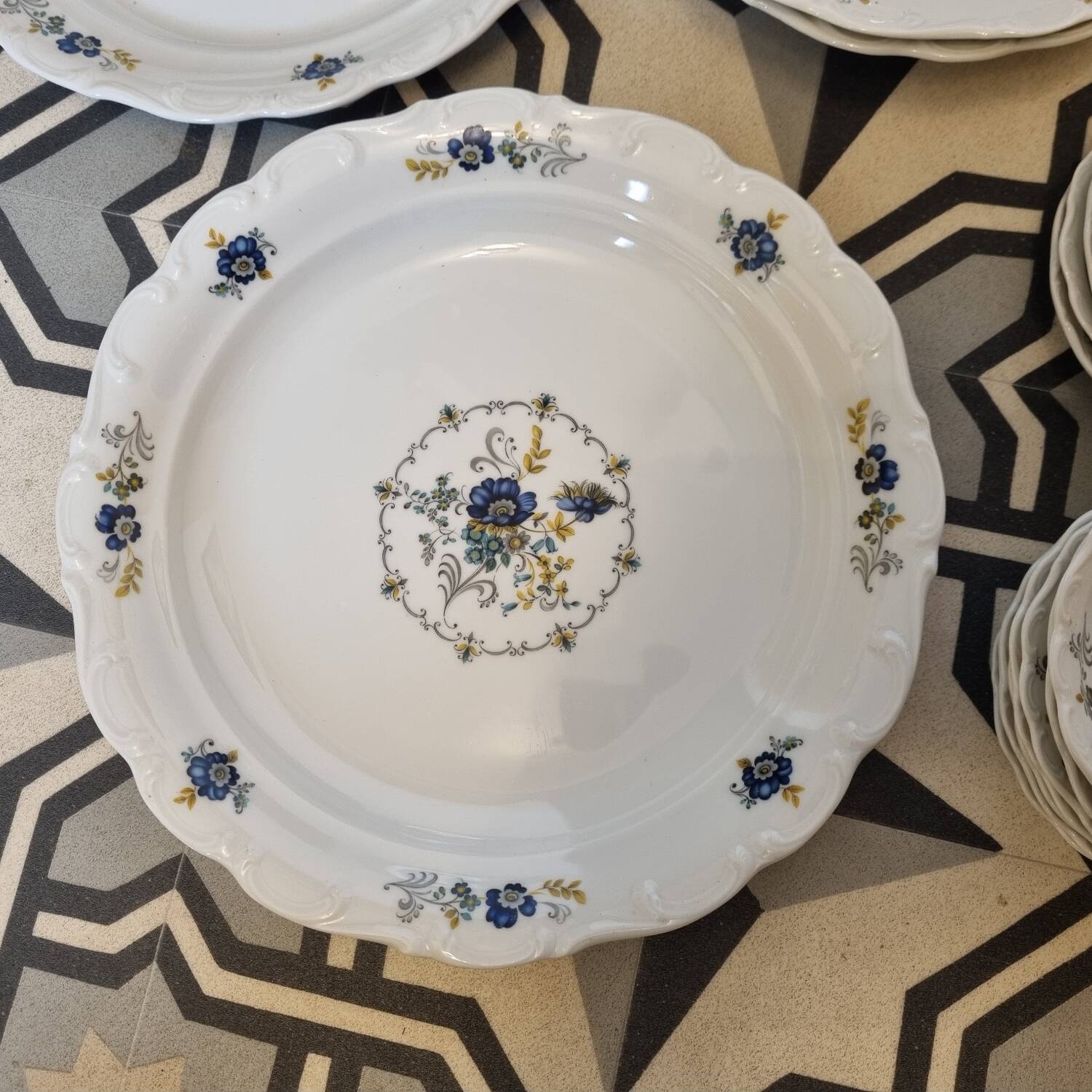 Table service of 108 pieces, Limoges porcelain, Sofafils