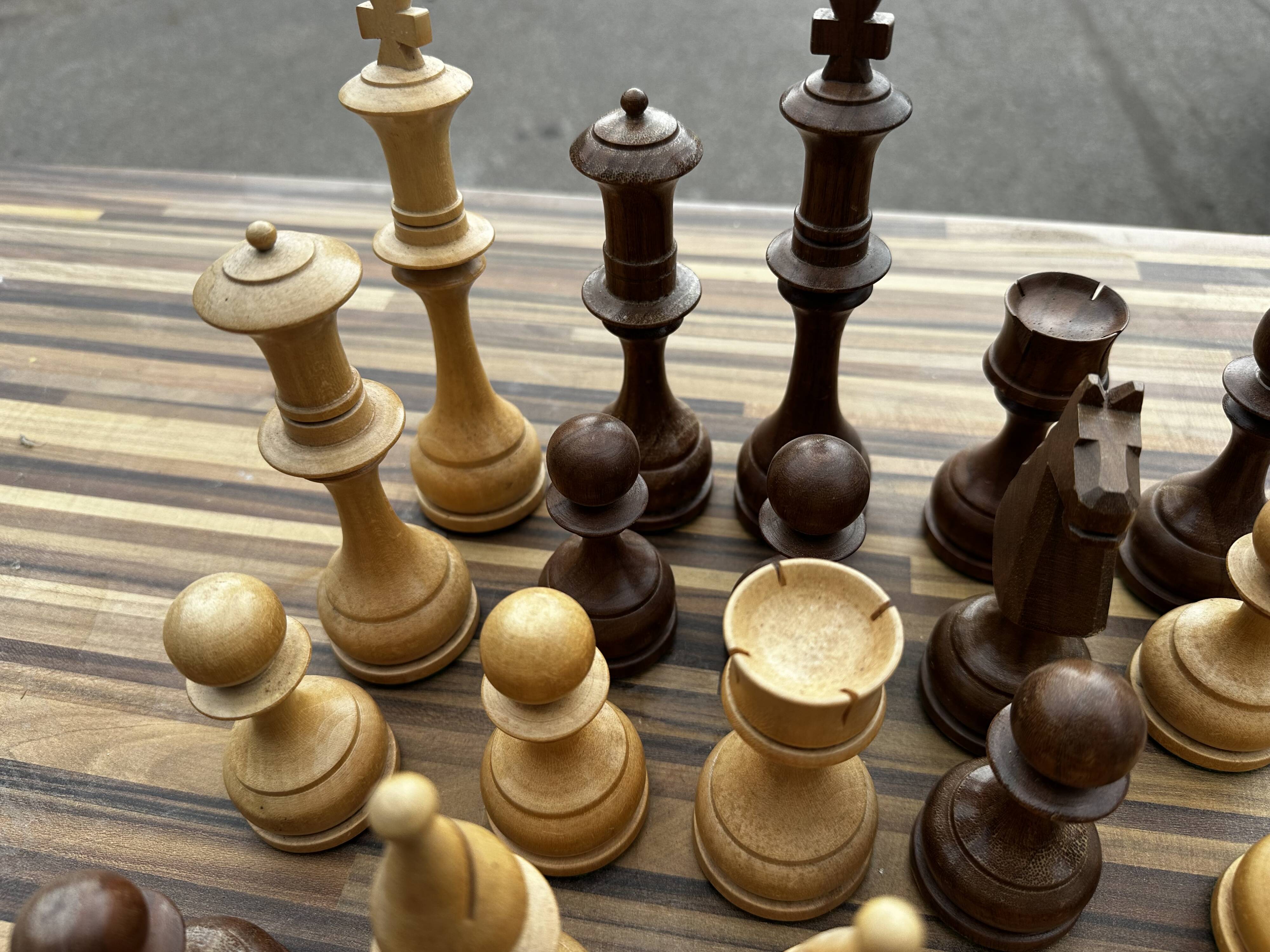 32 Staunton chess pieces in turned boxwood