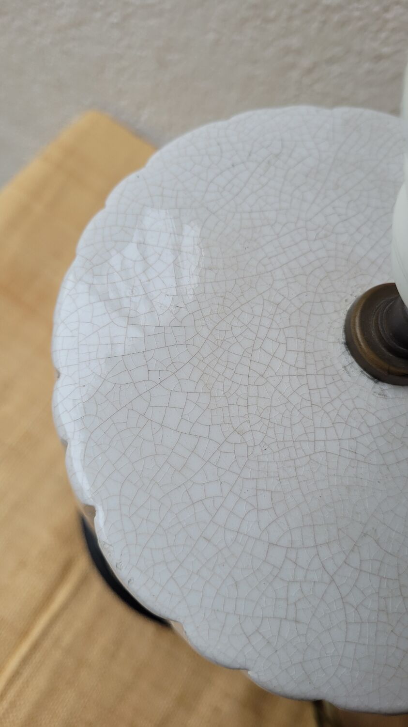 Cracked ceramic lamp base