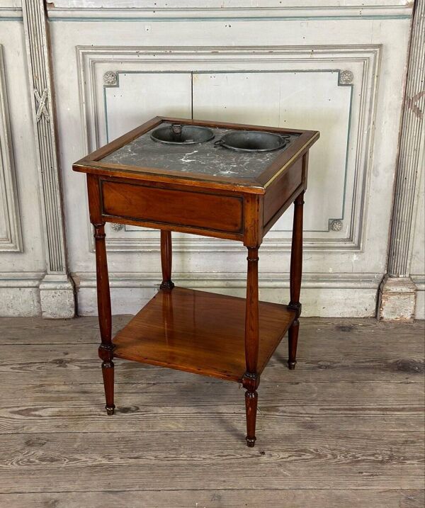 Table rafraîchissoire en acajou, dessus de marbre gris, deux seaux de zinc, XVIIIème siècle