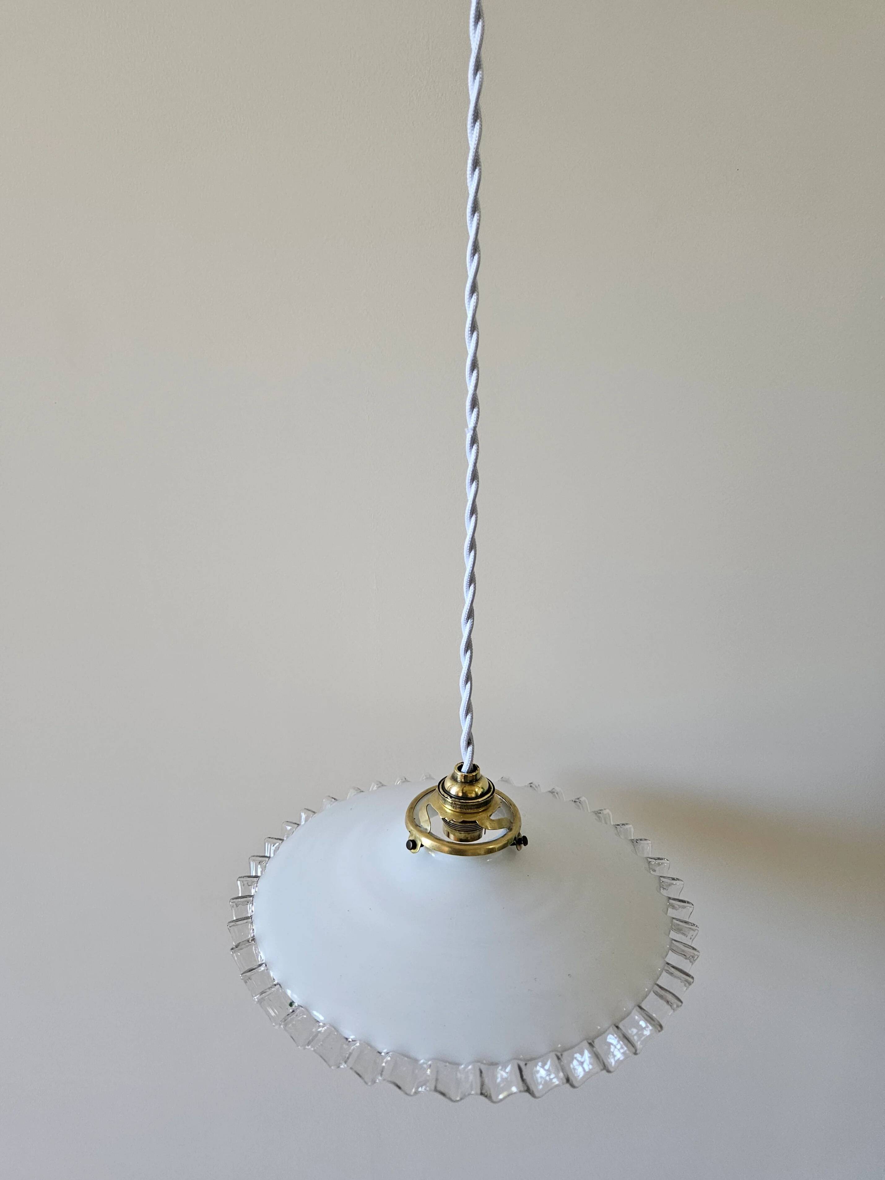 Vintage suspension in lace opaline.