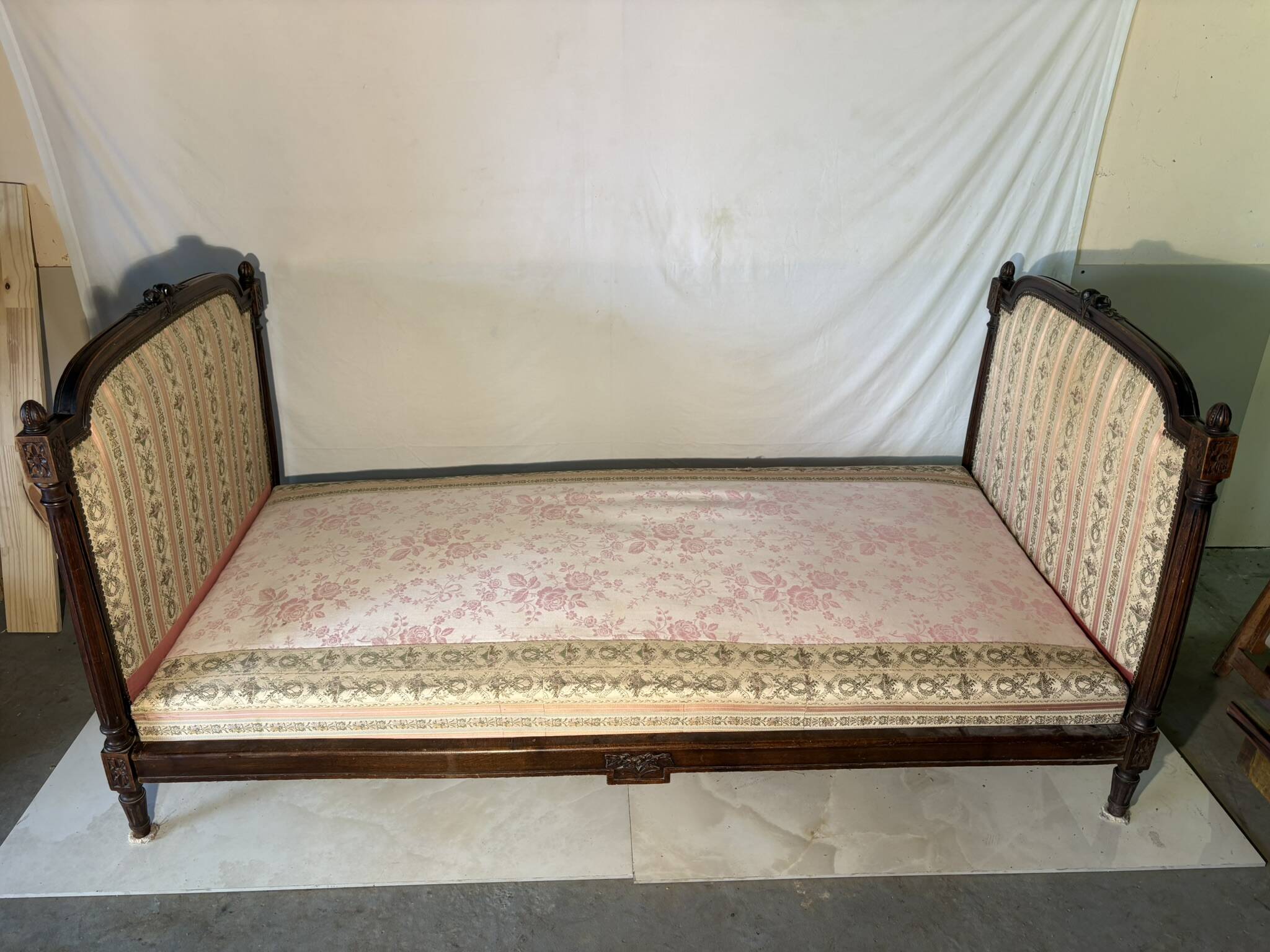 Antique Louis XVI style daybed in carved wood and patterned fabric