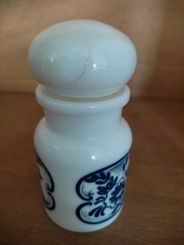 Vintage apothecary pot opaline old décor