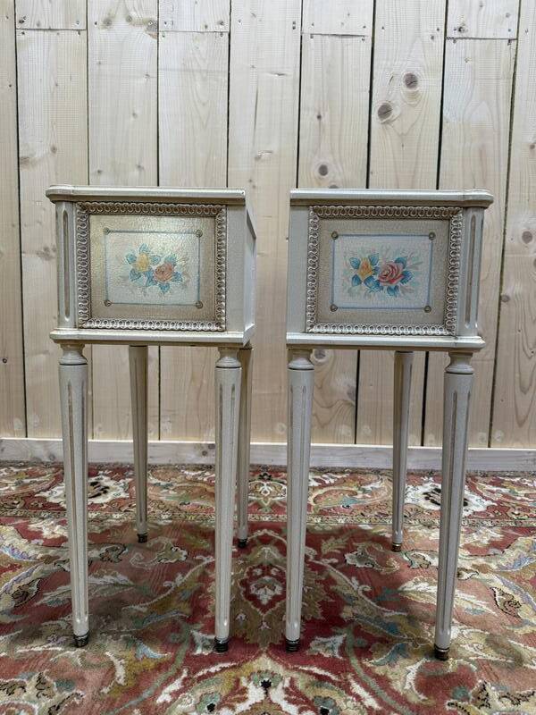 Paire de tables de chevets de style Louis XVI en bois peint