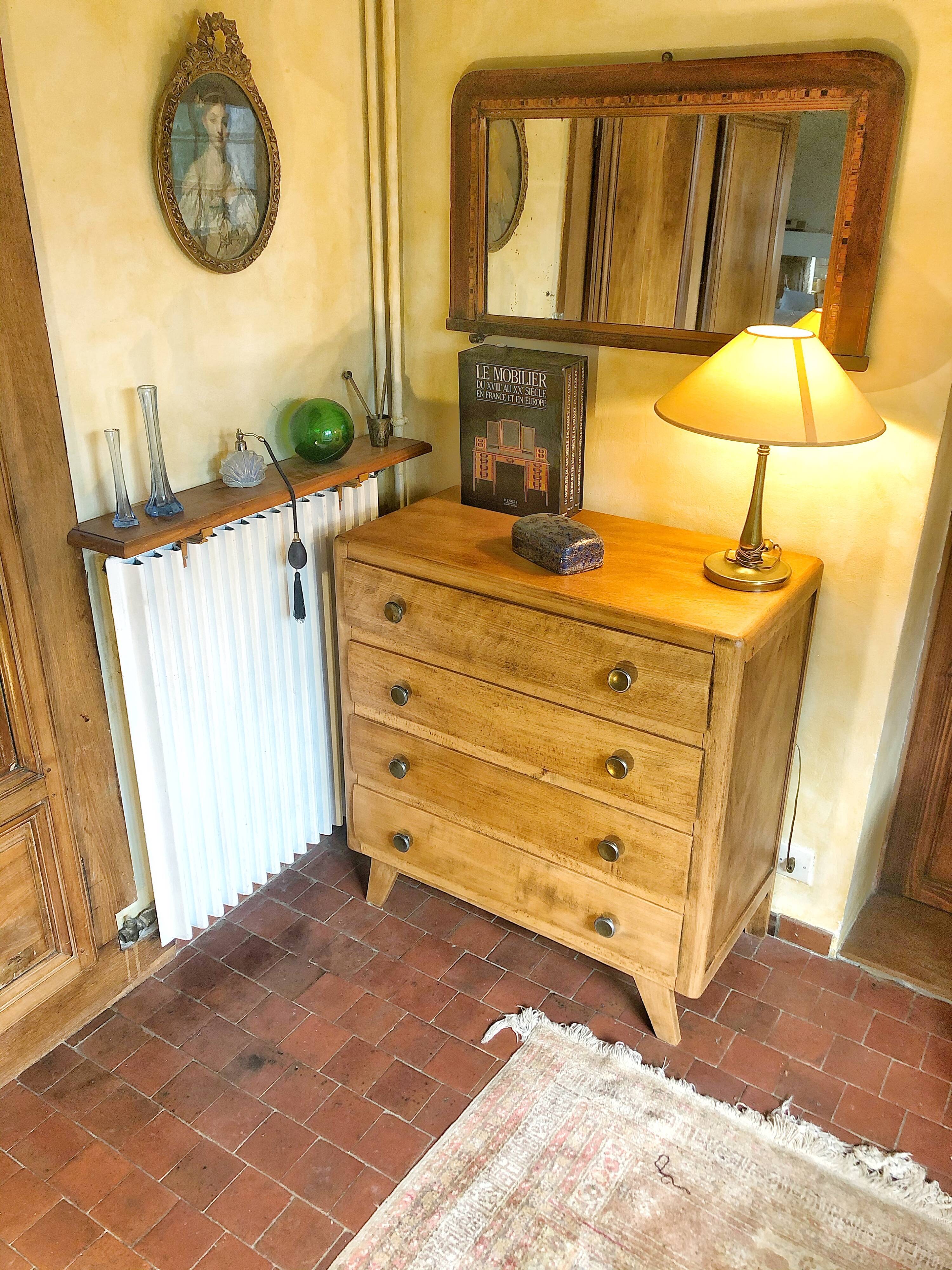 Dresser compass feet