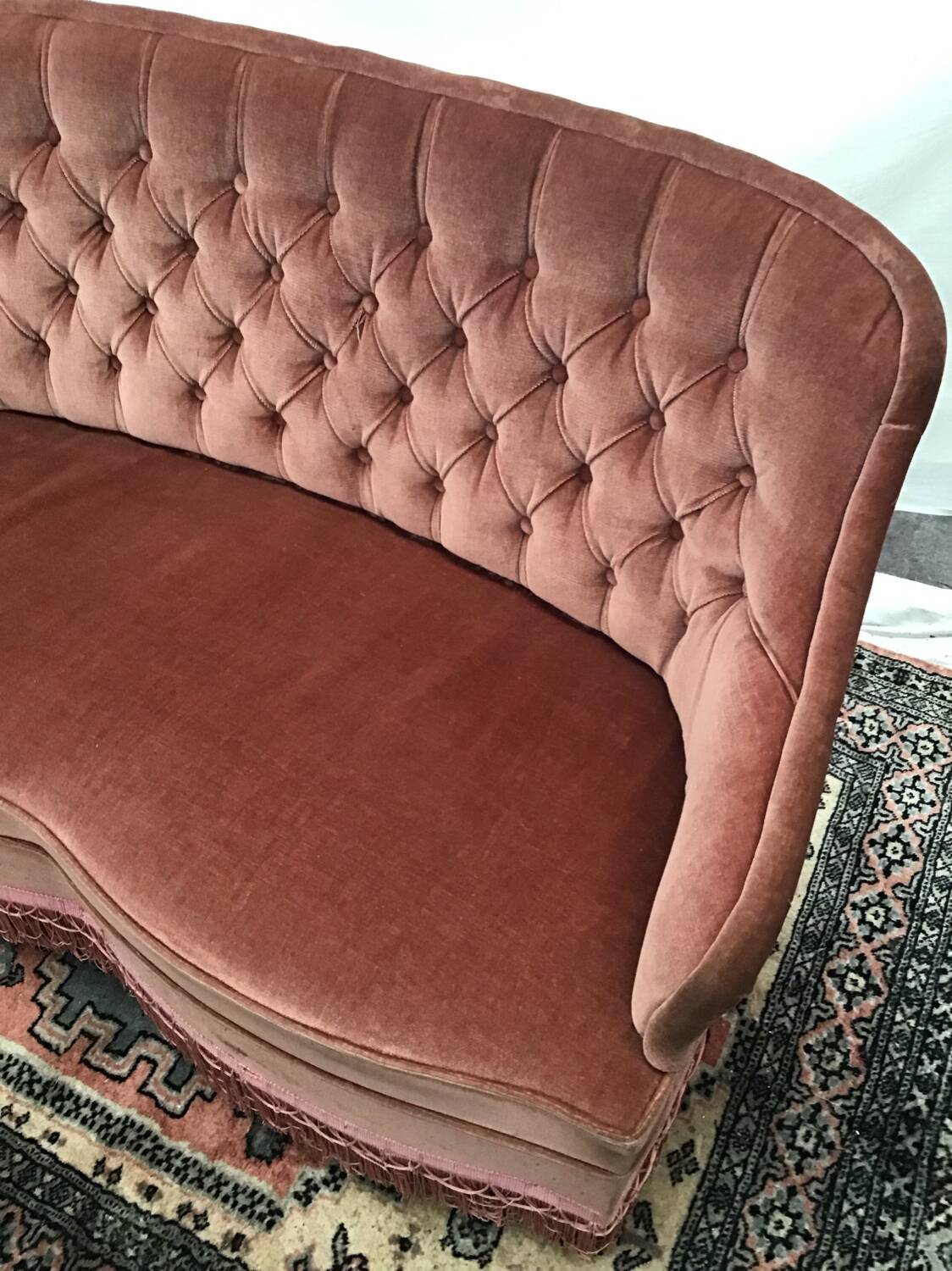 Pale pink tufted back toad sofa