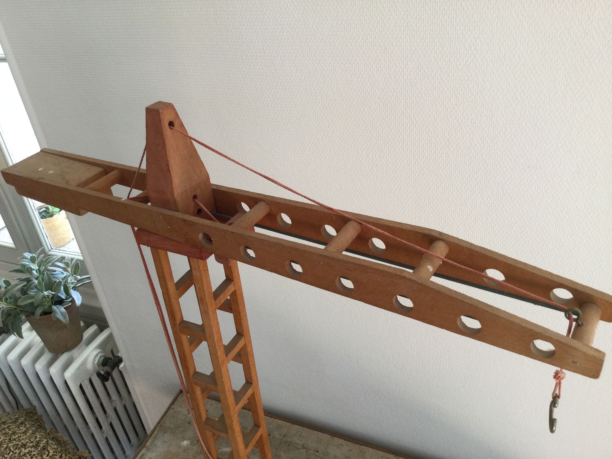 Ancienne grue en bois Dejou