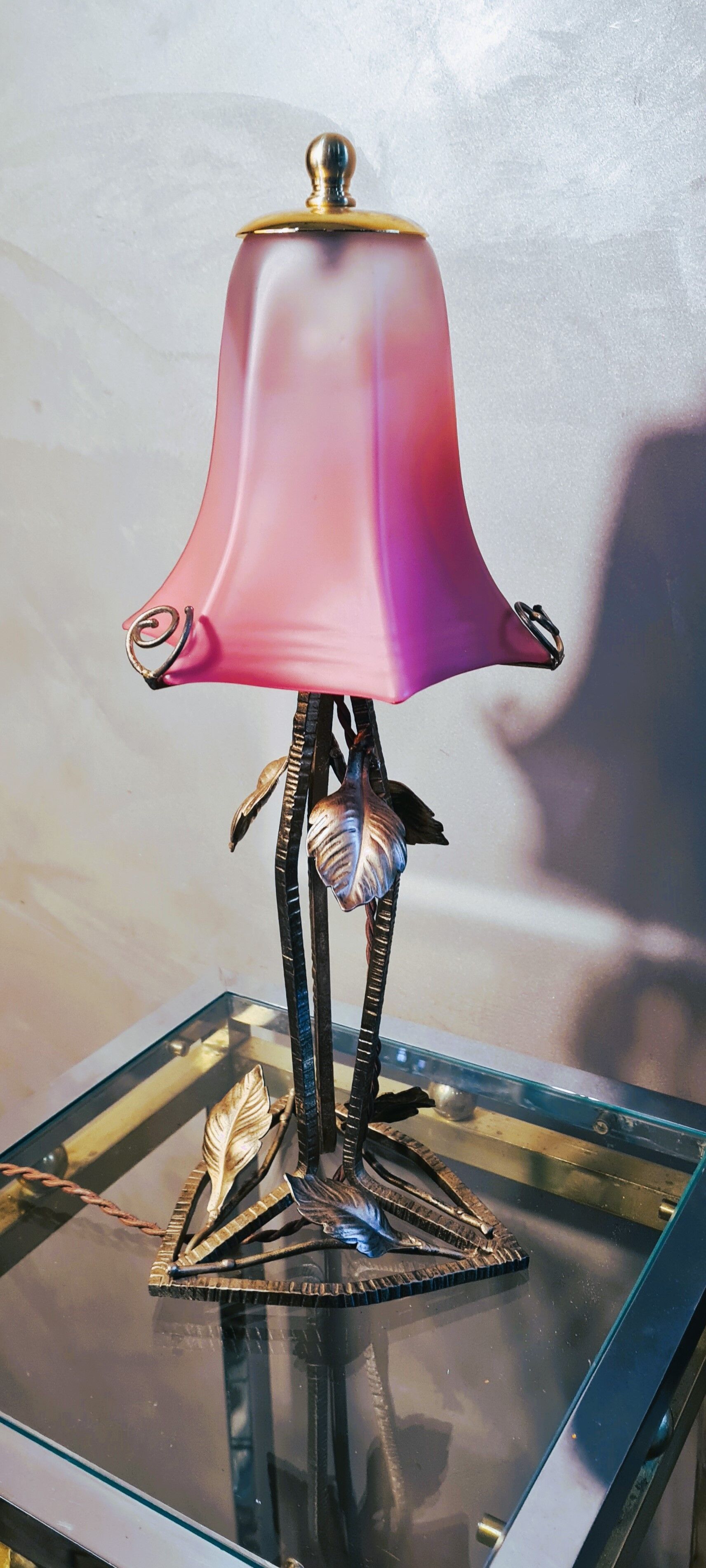 Wrought iron lamp from 1920 to 30, with gold patina with pretty pink tulip 39x16