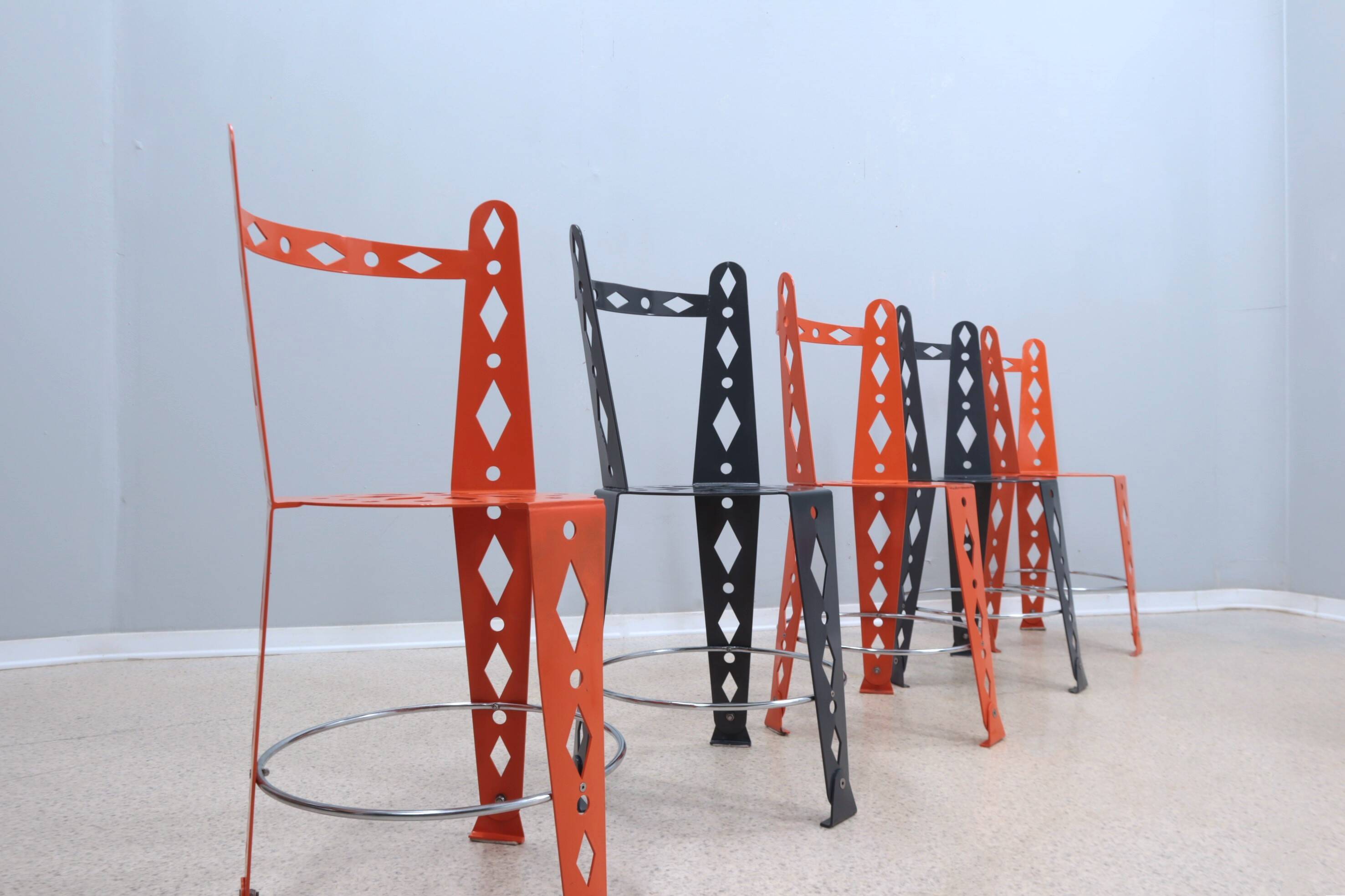 Suite de 6 chaises post-modernes en métal laqué artifort années 2000