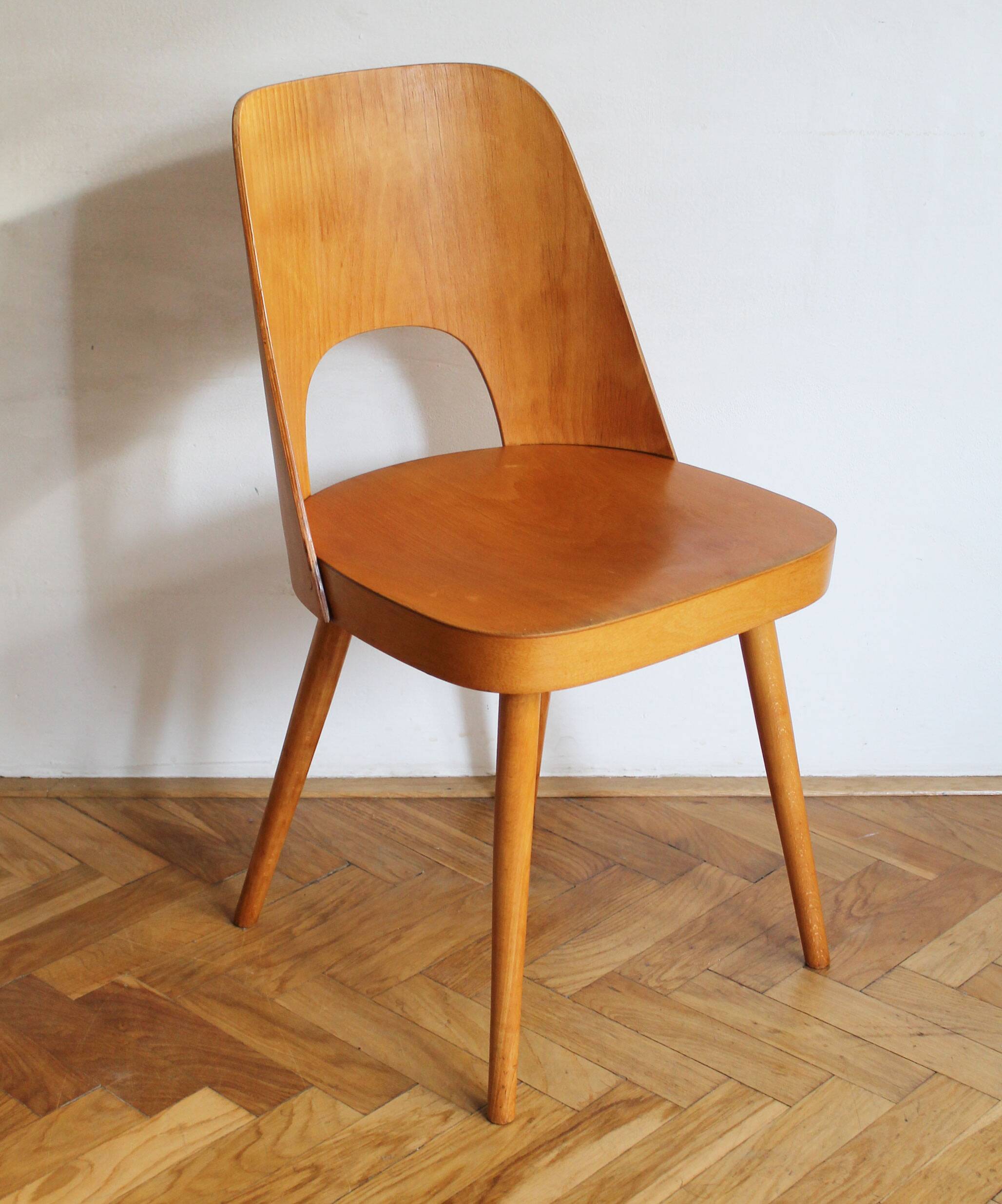 Ensemble de quatre chaises de salle à manger du milieu du siècle n° 515 par Oswald Haerdtl pour la société TON