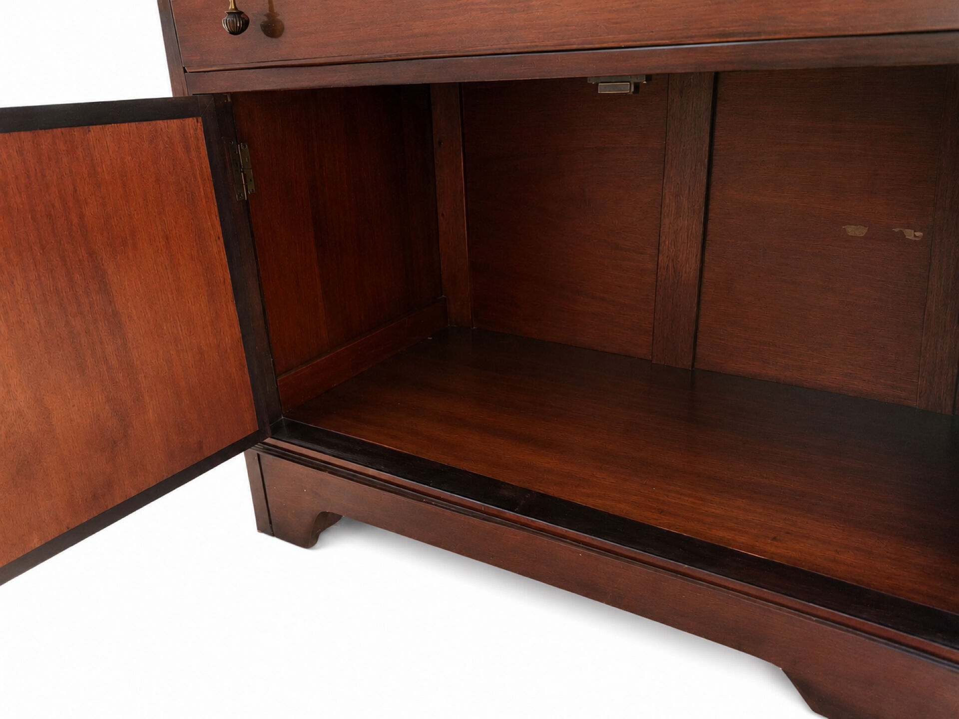 Commode ancienne en loupe de noyer – 1 tiroir et 2 portes