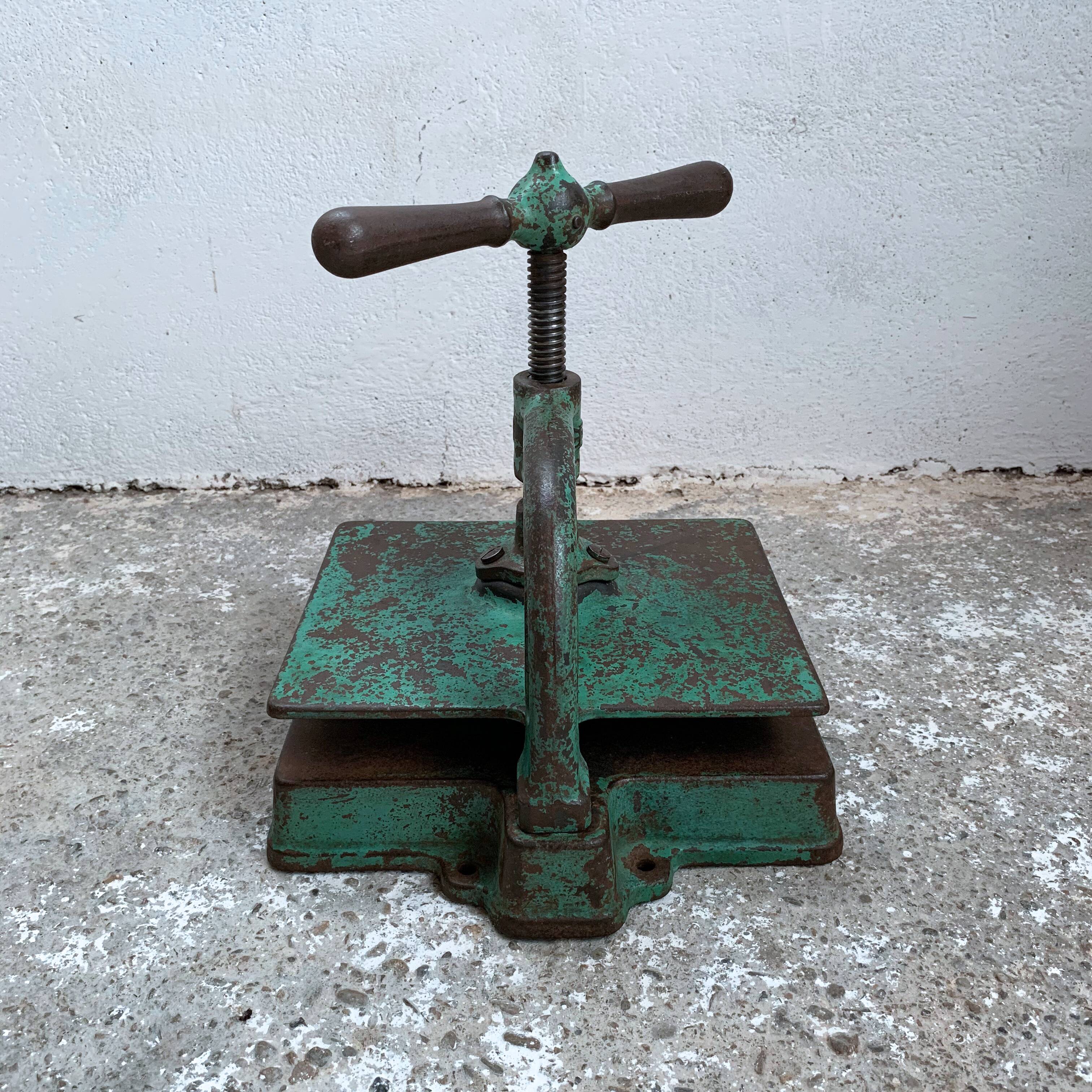 Cast-cast printing press to be linked