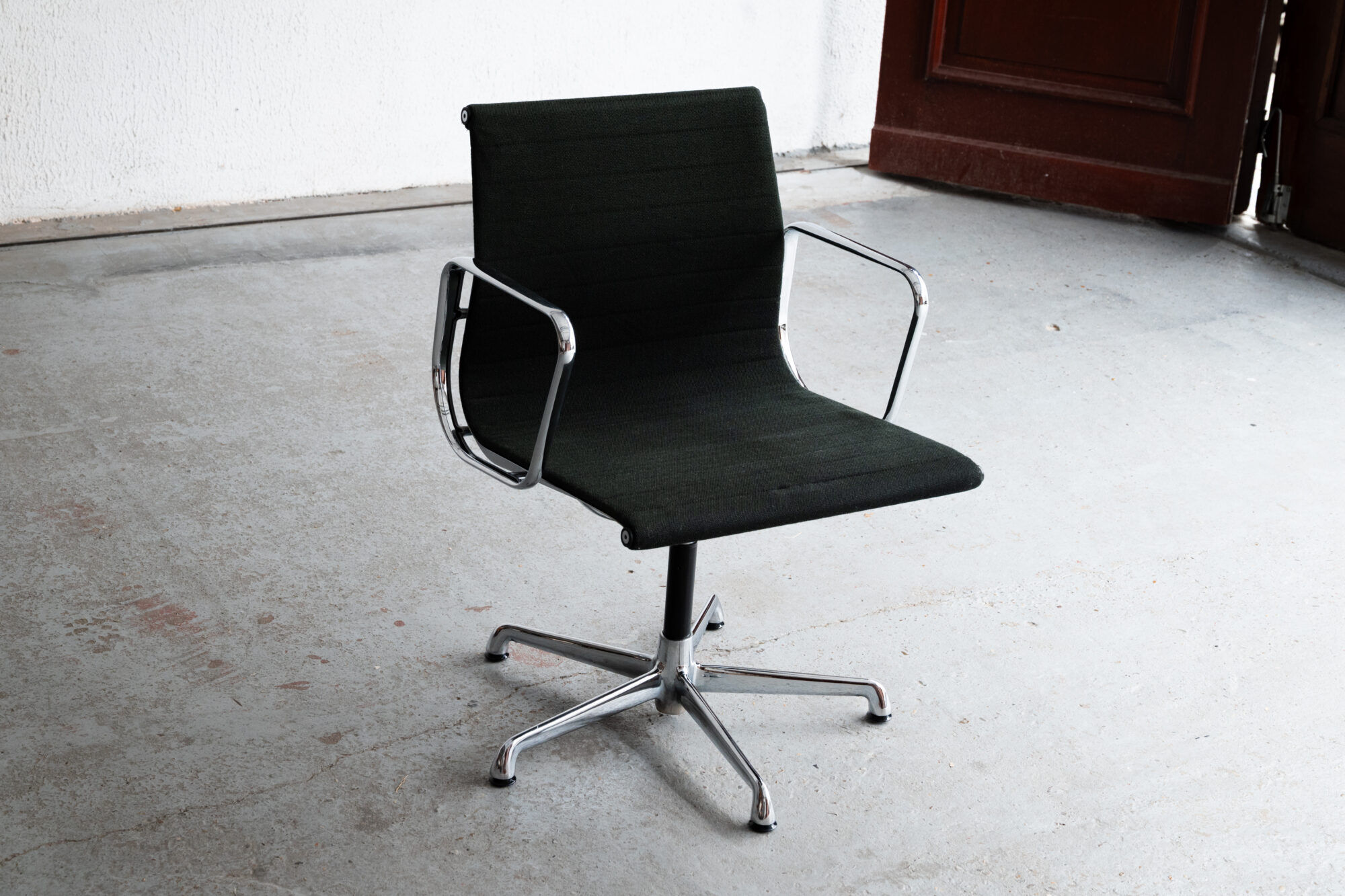 Paire de chaises de bureau ‘EA108’ par Charles & Ray Eames