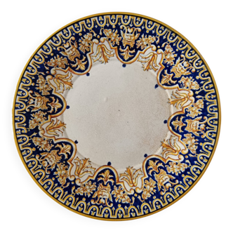 Gien earthenware plate dating from around 1860-1880, with Renaissance decoration