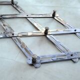 Accordion metal trivet