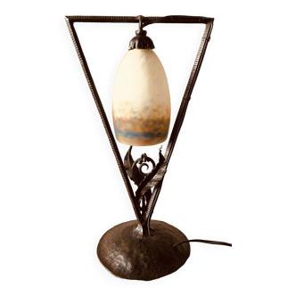 Art deco table lamp with hammered wrought iron base and tulip muller brothers lunéville signed