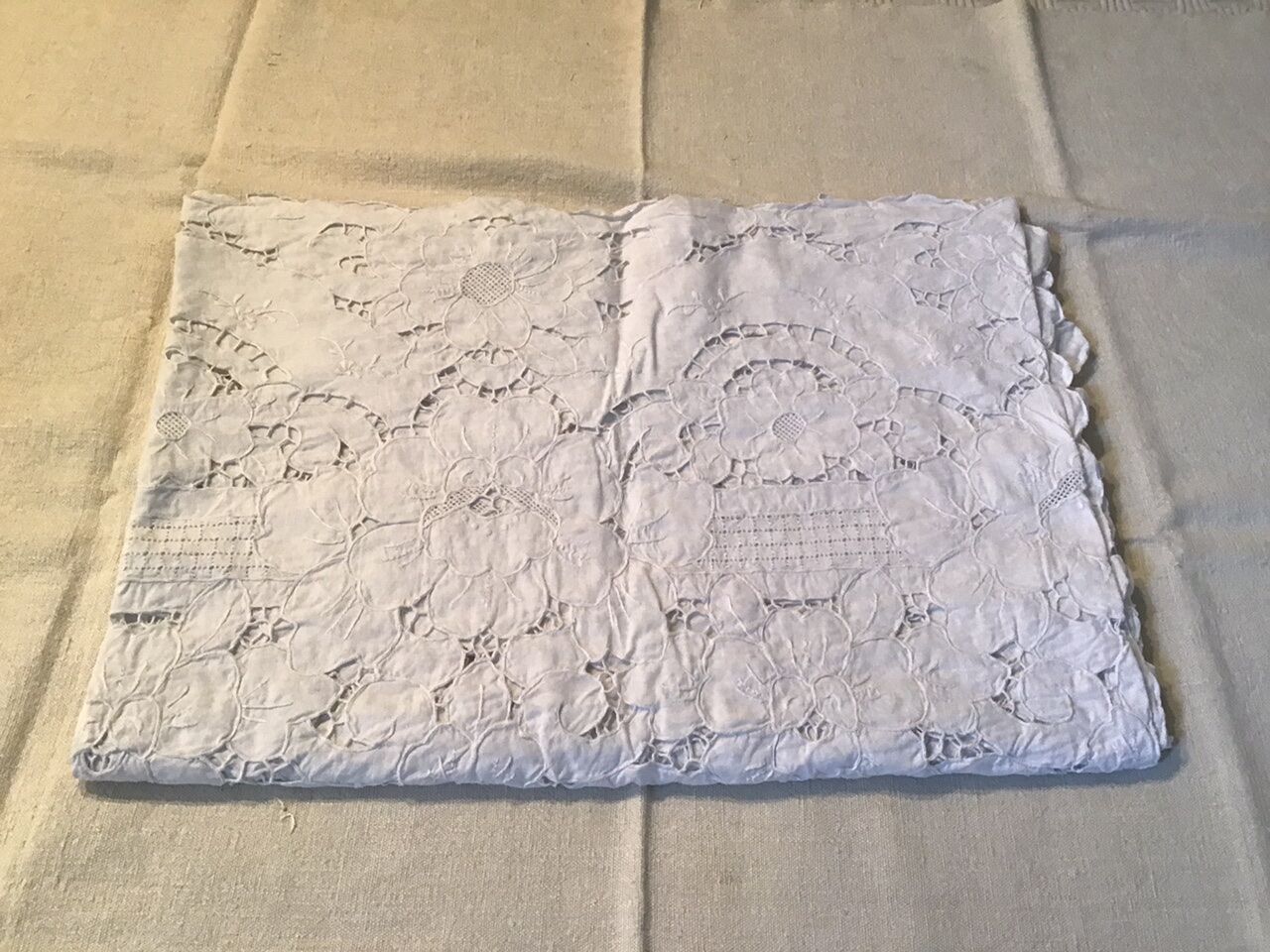 Embroidered tablecloth 1m60x2m60