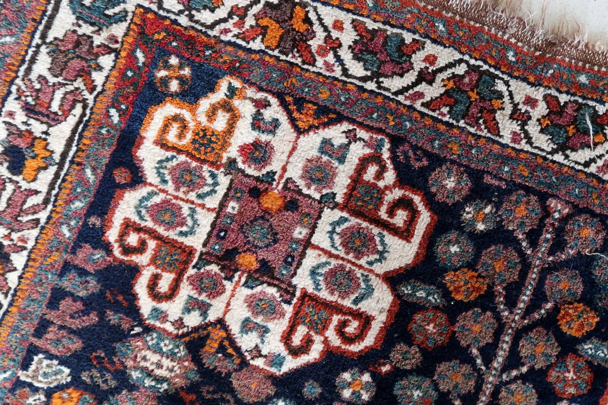 Handmade vintage Persian Shiraz rug 149cm x 208cm, 1940s