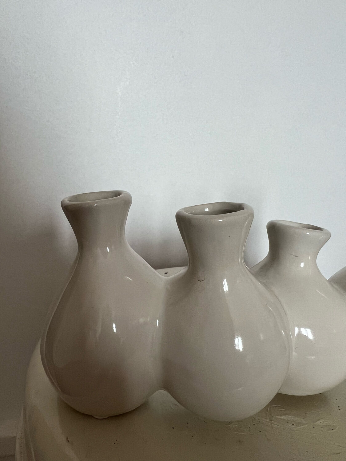 White ceramic soliflore