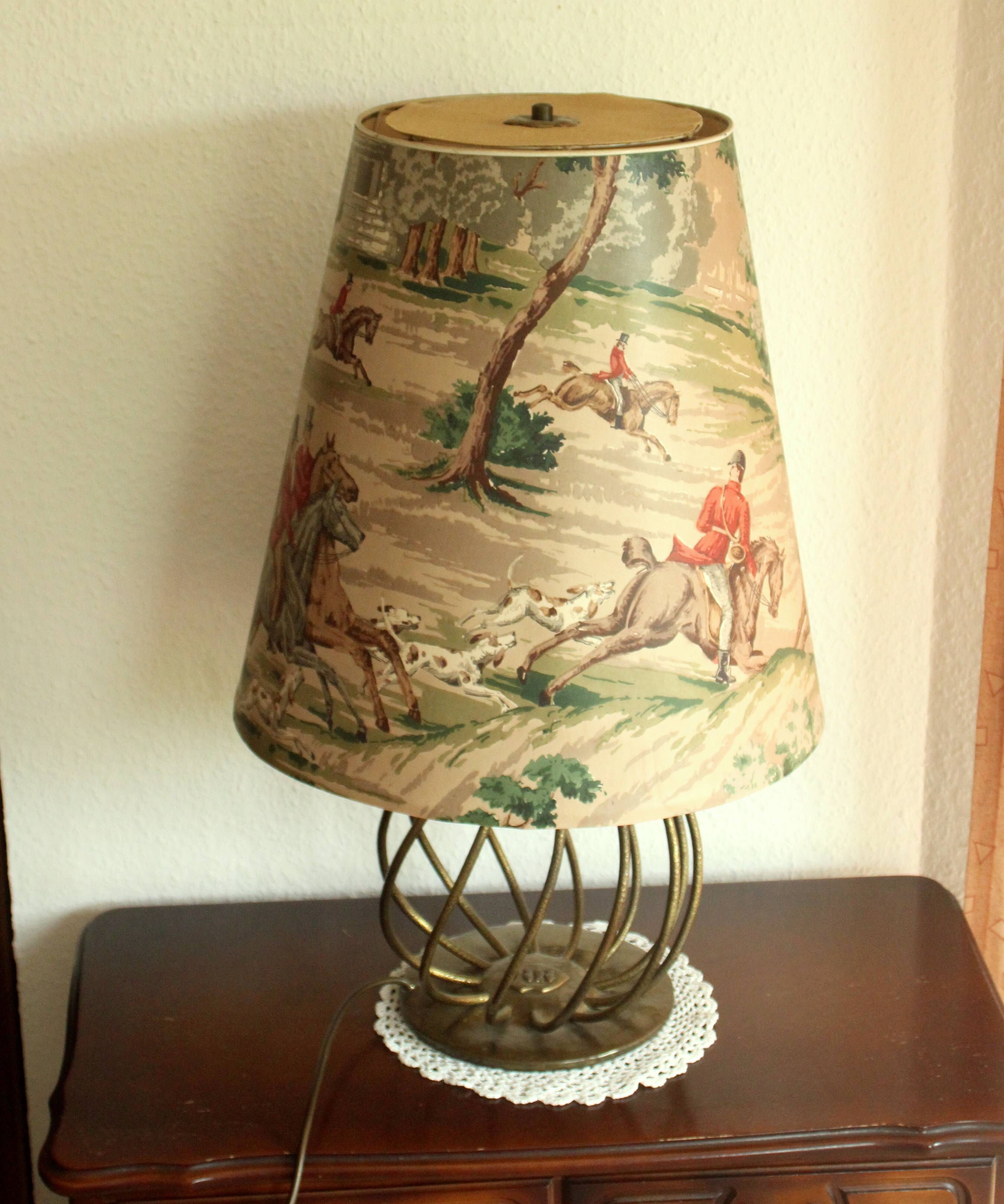 Lampe de table sur pied en laiton avec motifs de chasse sur l'abat-jour, Vintage