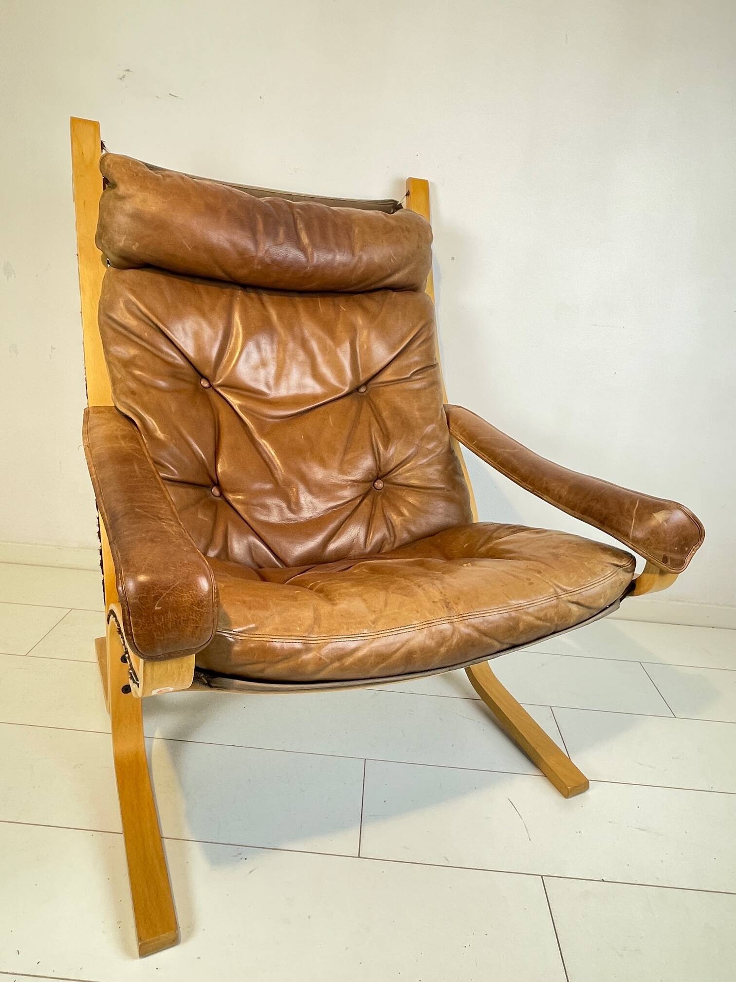 Beautiful vintage Westnofa chair model Siesta by Ingmar Relling. Leather Siësta chair. Nice patina.