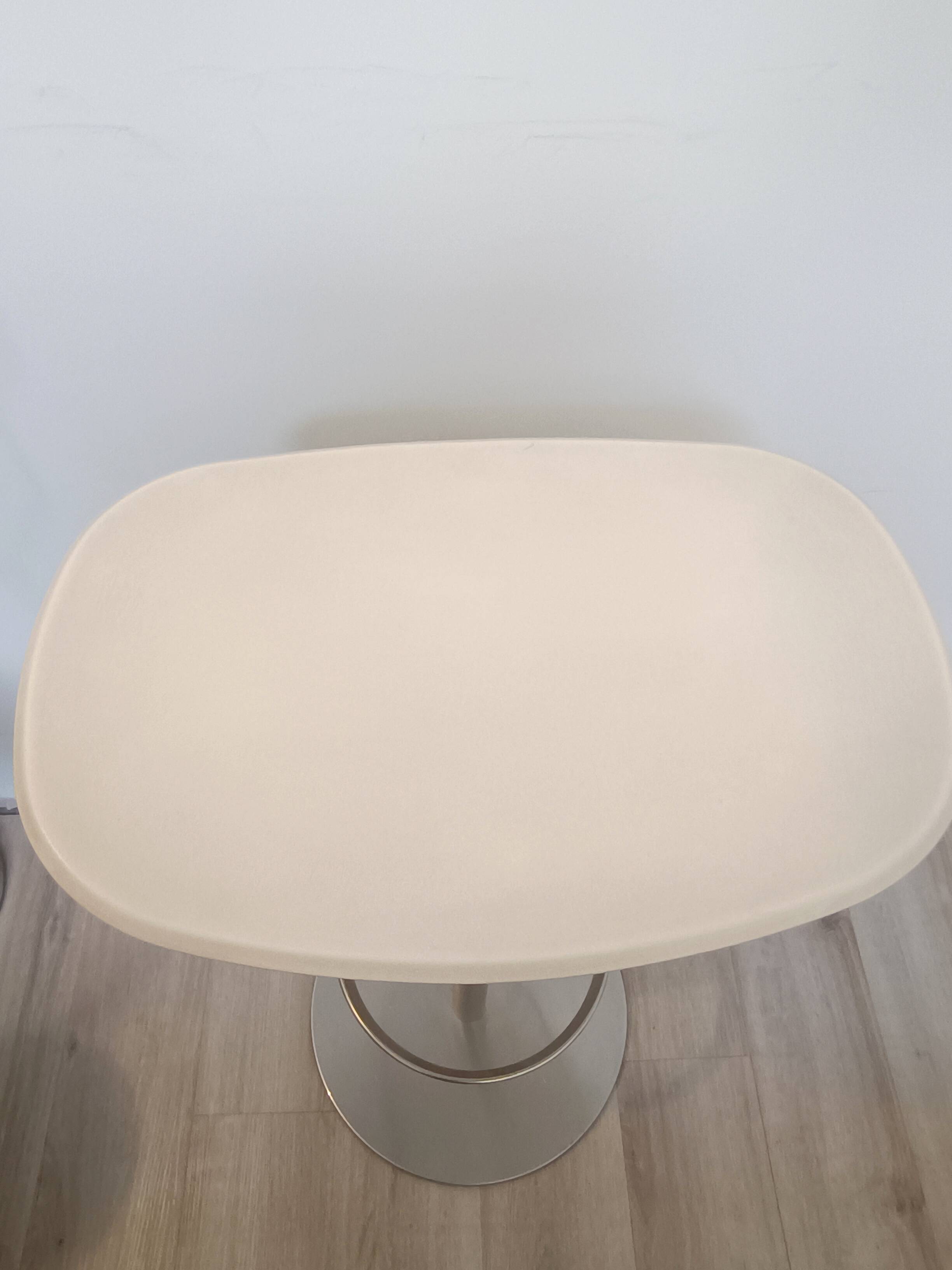 Ensemble de tabourets Babar par Simon Pengelly pour Arper 2006