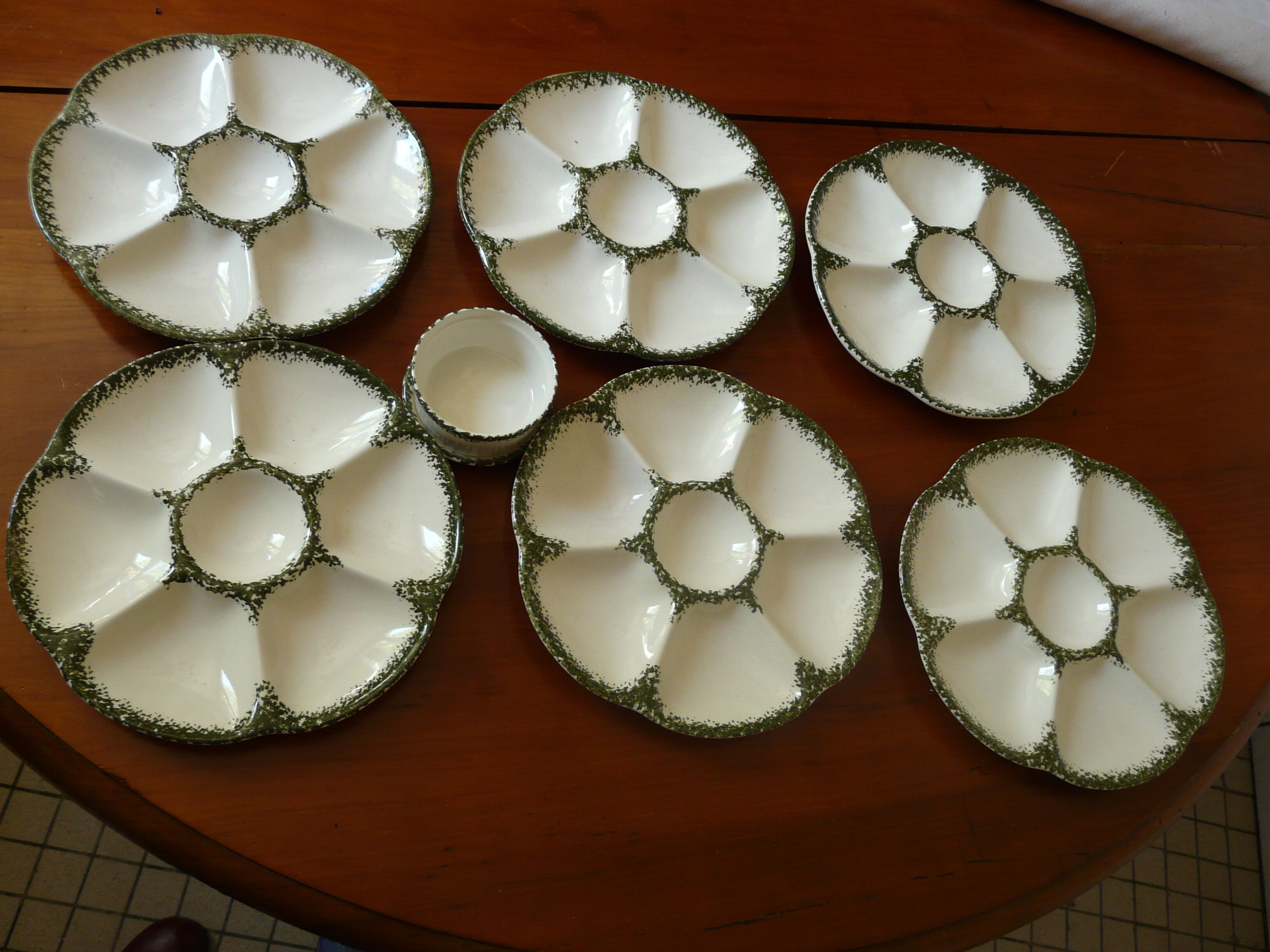 6 oyster plates, 1 ramekin and 1 cup from the Gien factory