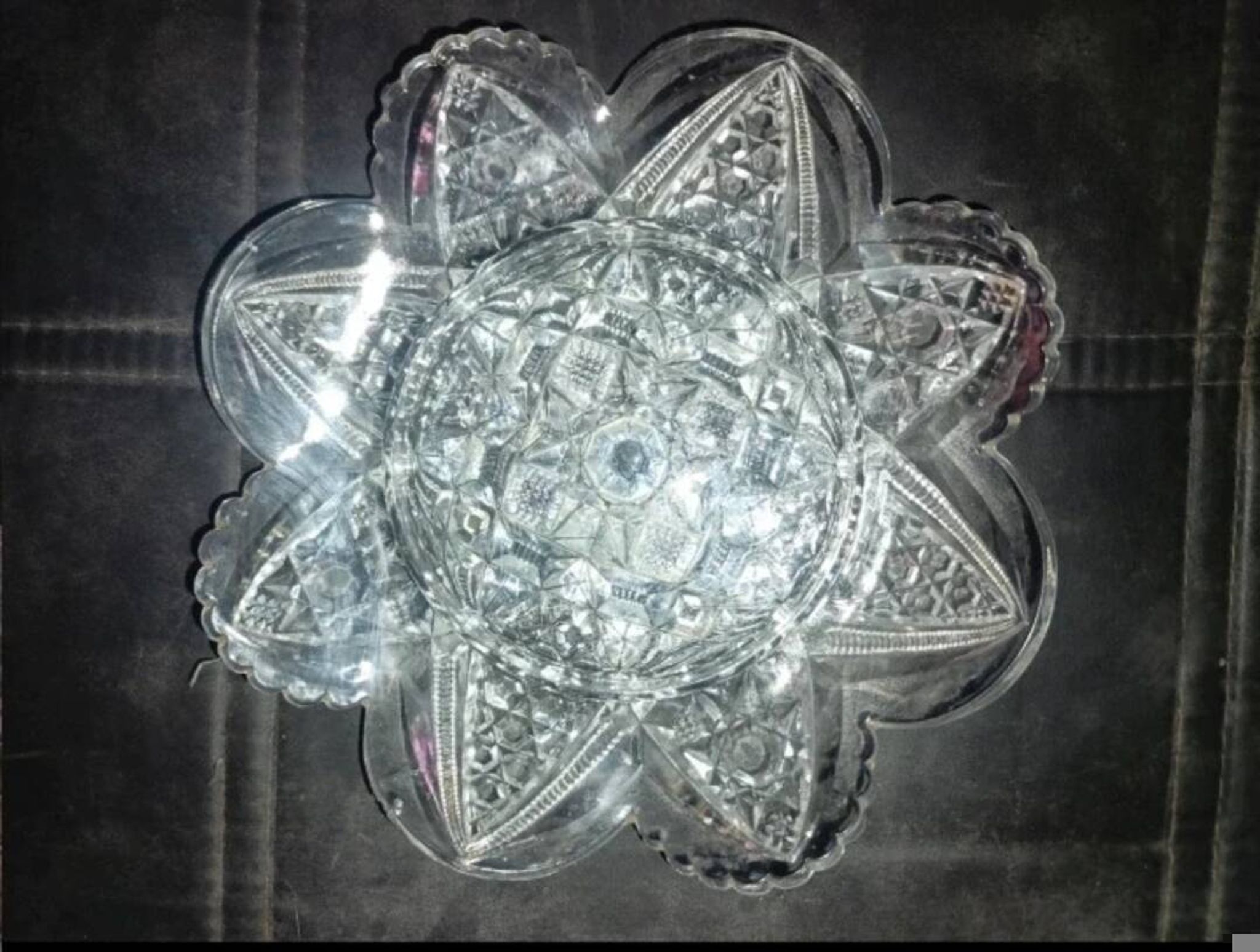 Beurrier ancien en verre taillé