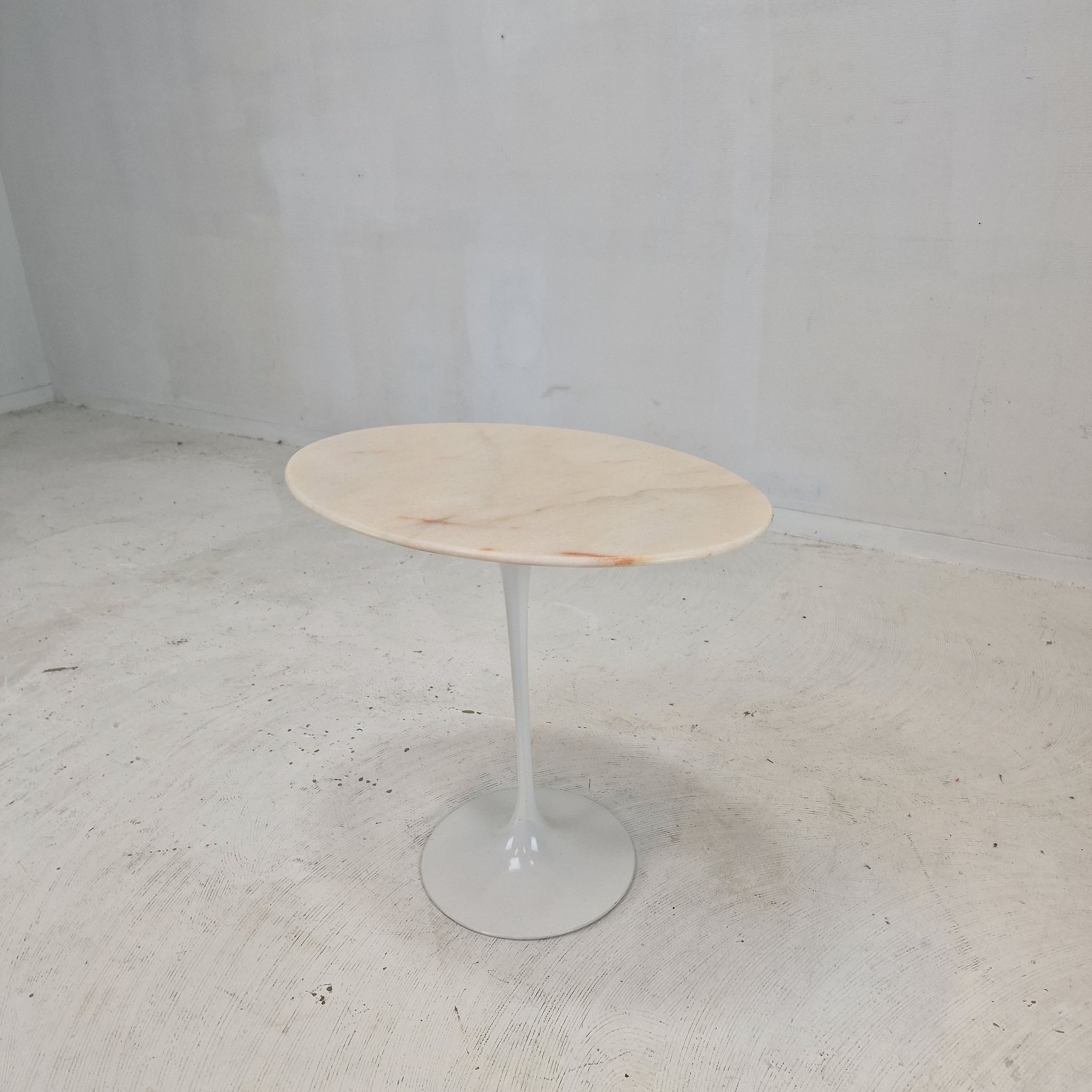Oval marble side table by Eero Saarinen for Knoll