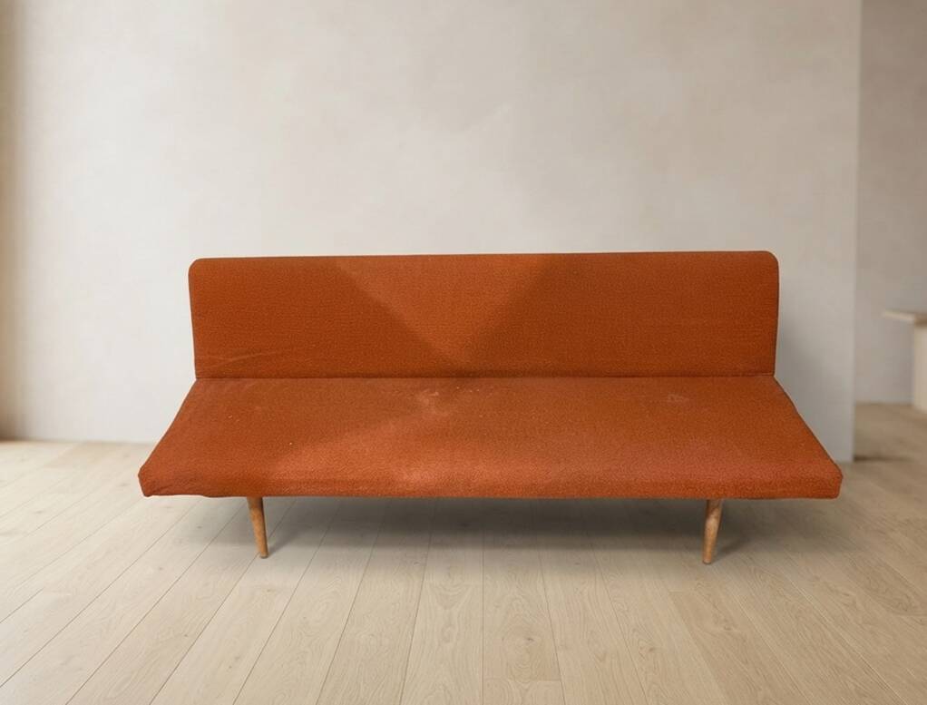 Lit de jour pliant des années 50 par Miroslav Navrátil, revêtement orange, années 1960, Tchécoslovaquie, 186 × 60 × 72 cm